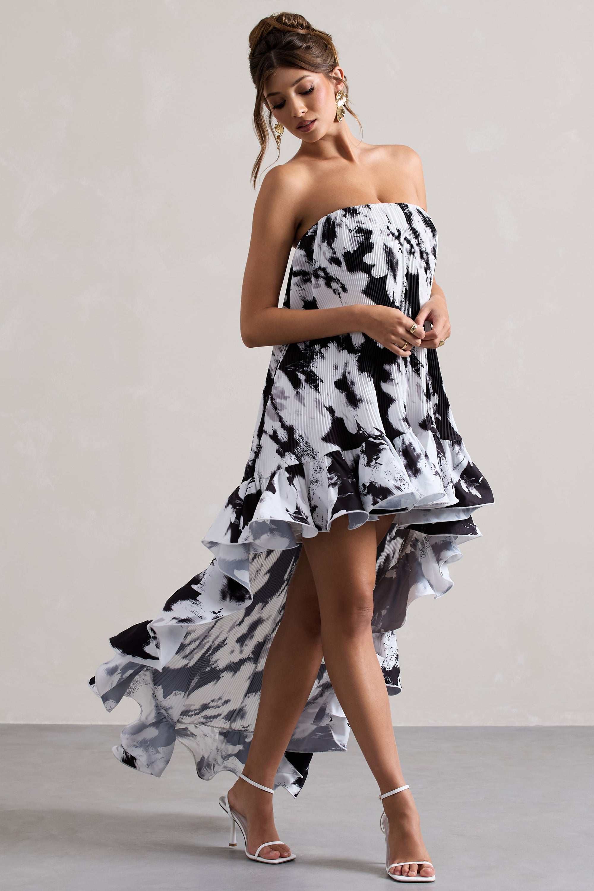Whistler | Vestido largo asimétrico de gasa floral monocromática con volantes y escote bandeau
