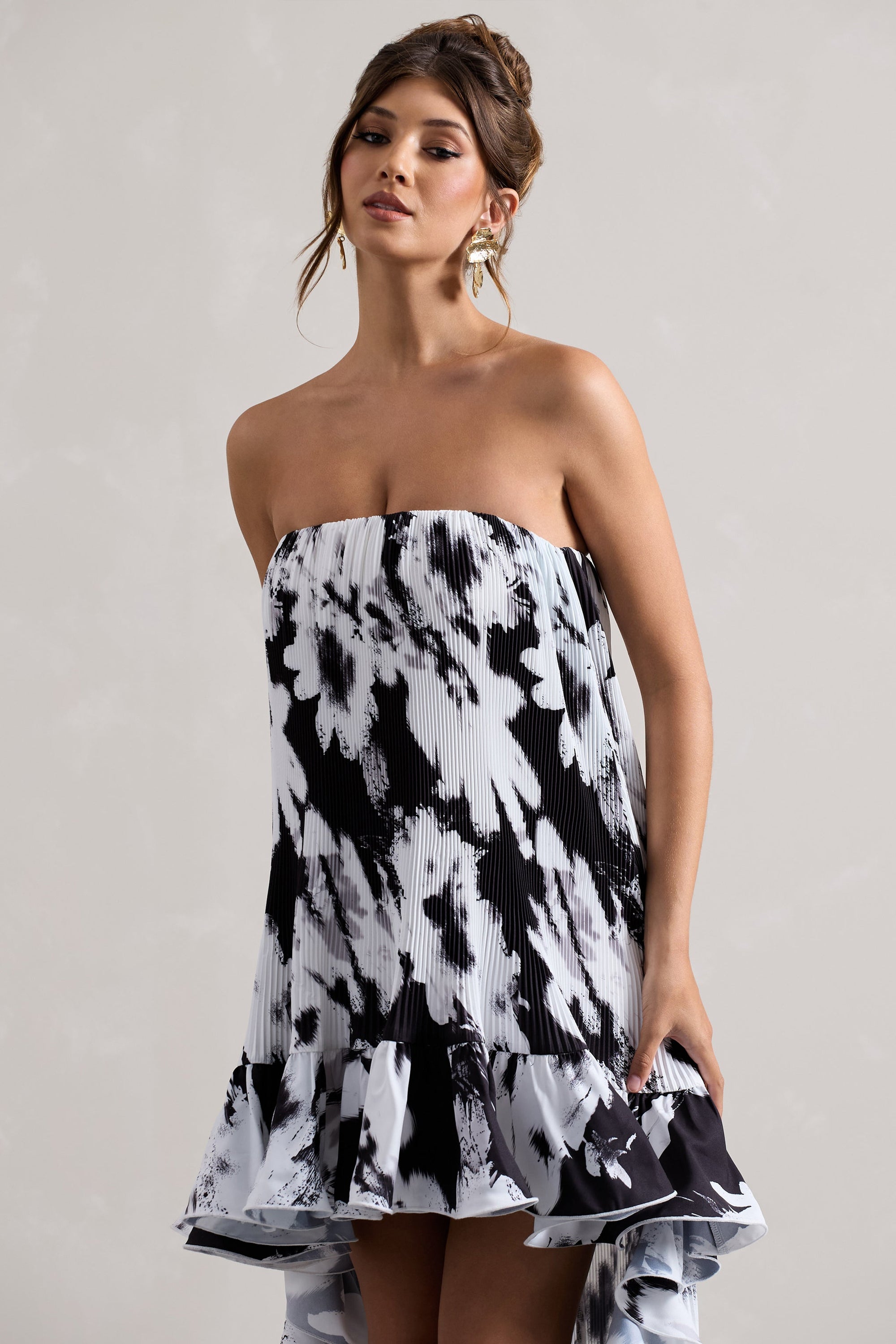 Whistler | Vestido largo asimétrico de gasa floral monocromática con volantes y escote bandeau