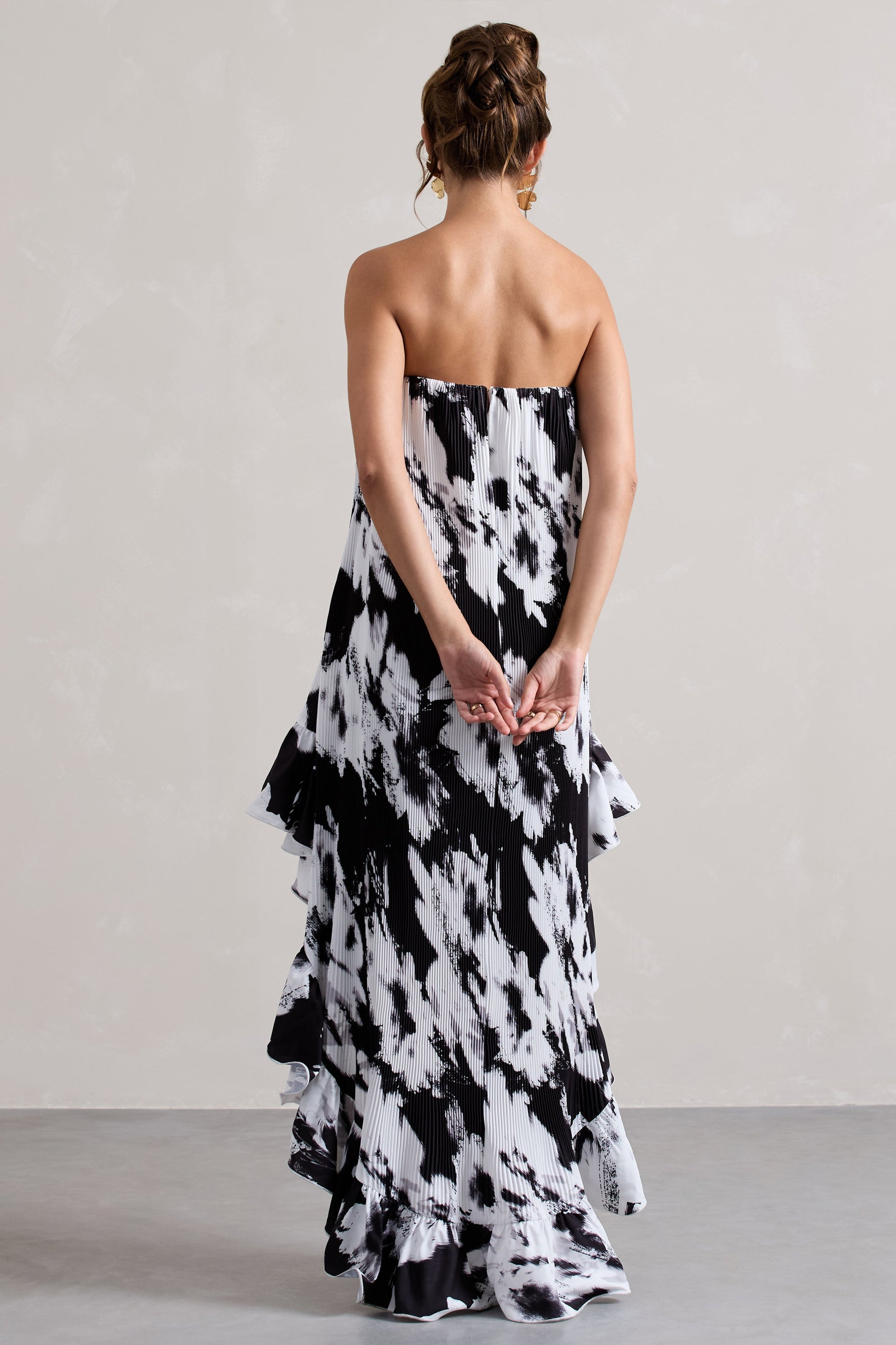 Whistler | Vestido largo asimétrico de gasa floral monocromática con volantes y escote bandeau