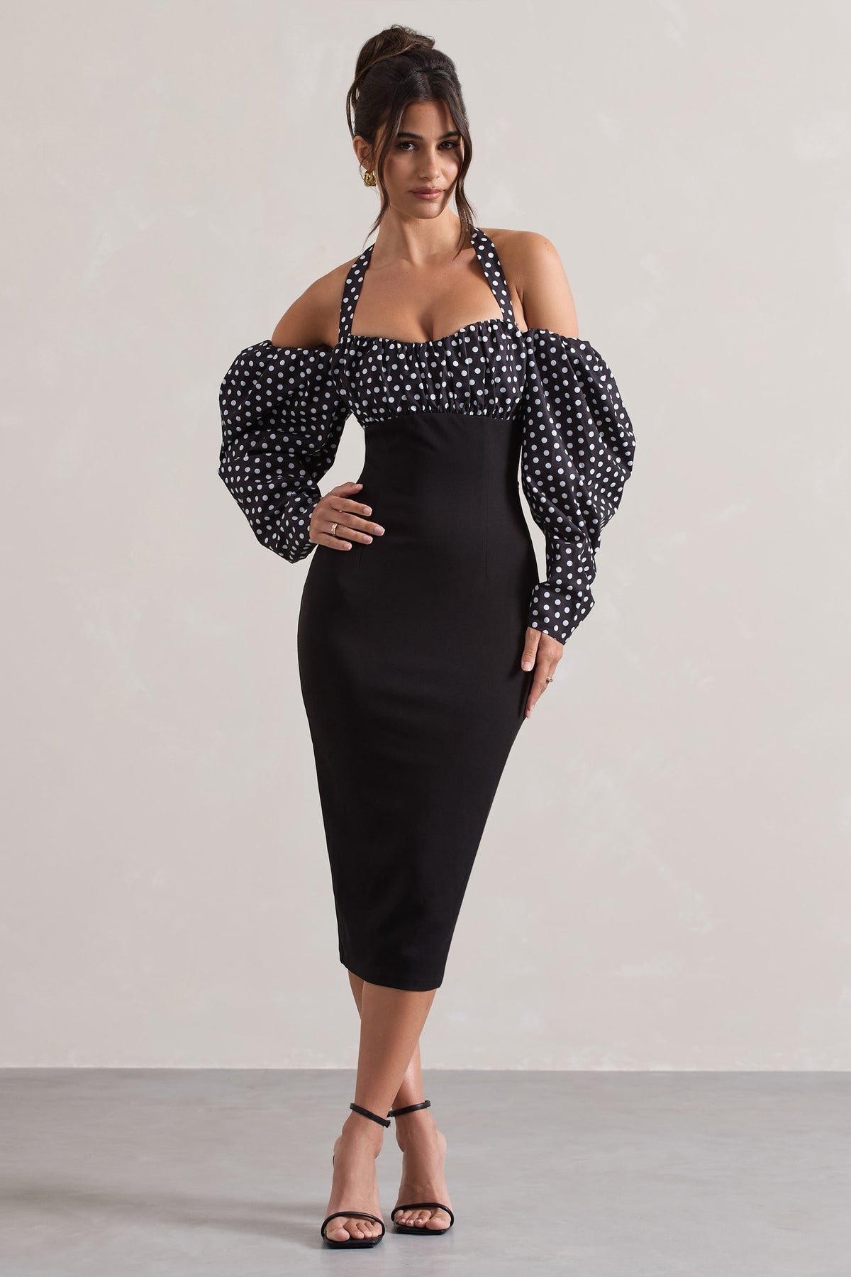 Couture Client | Vestido midi de lunares blancos y negros con cuello halter y mangas abullonadas