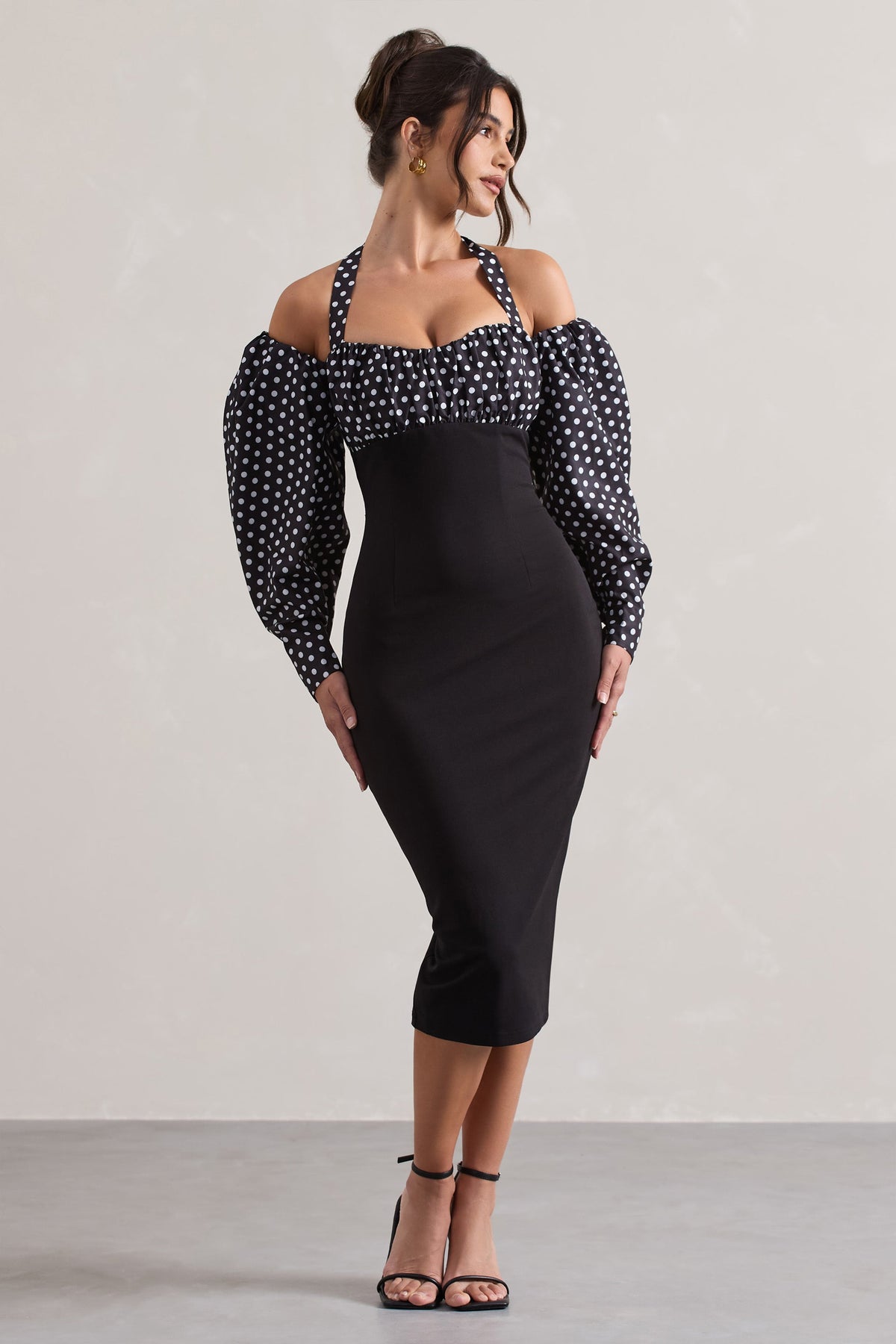 Couture Client | Vestido midi de lunares blancos y negros con cuello halter y mangas abullonadas