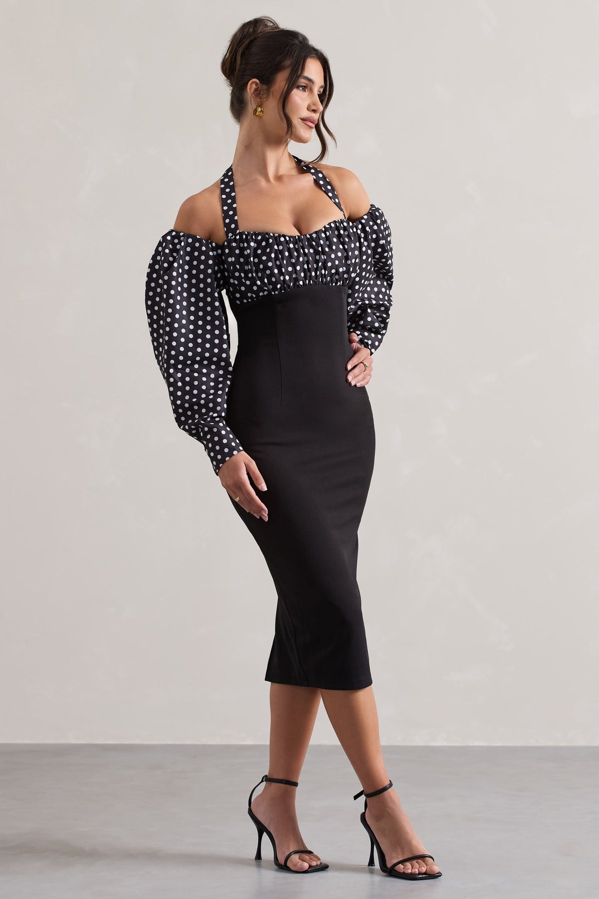 Couture Client | Vestido midi de lunares blancos y negros con cuello halter y mangas abullonadas