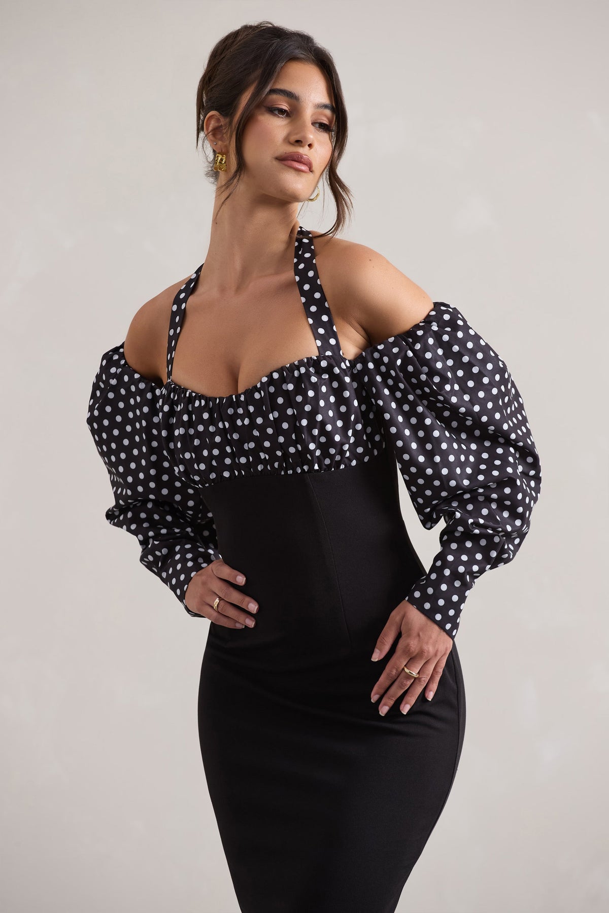 Couture Client | Vestido midi de lunares blancos y negros con cuello halter y mangas abullonadas