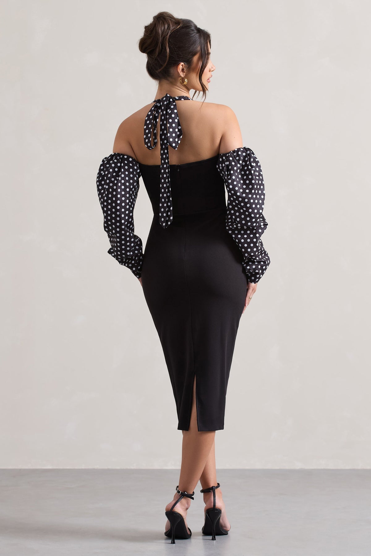 Couture Client | Vestido midi de lunares blancos y negros con cuello halter y mangas abullonadas