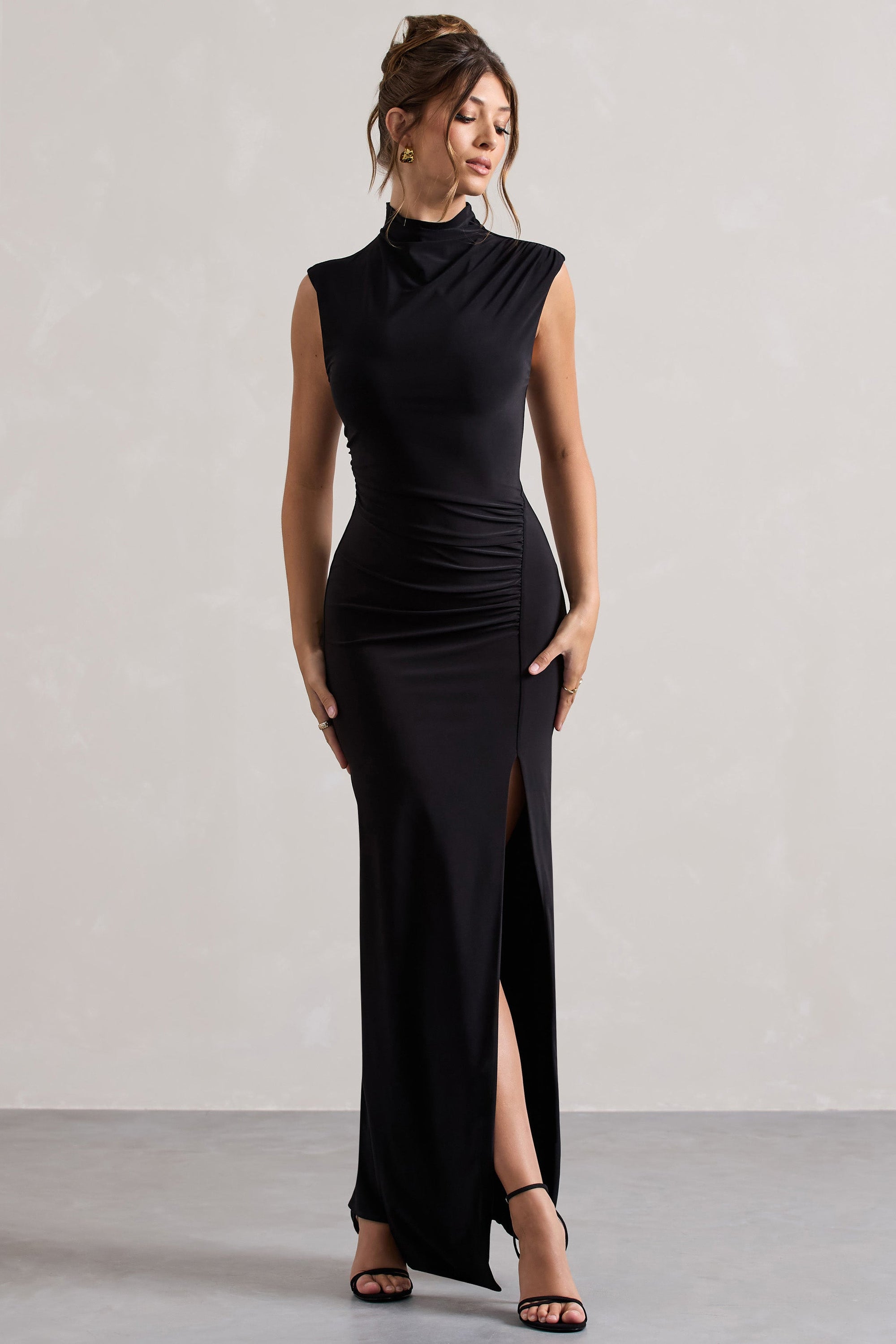 Lanetta | Vestido Largo Negro Fruncido de Cuello Alto con Abertura