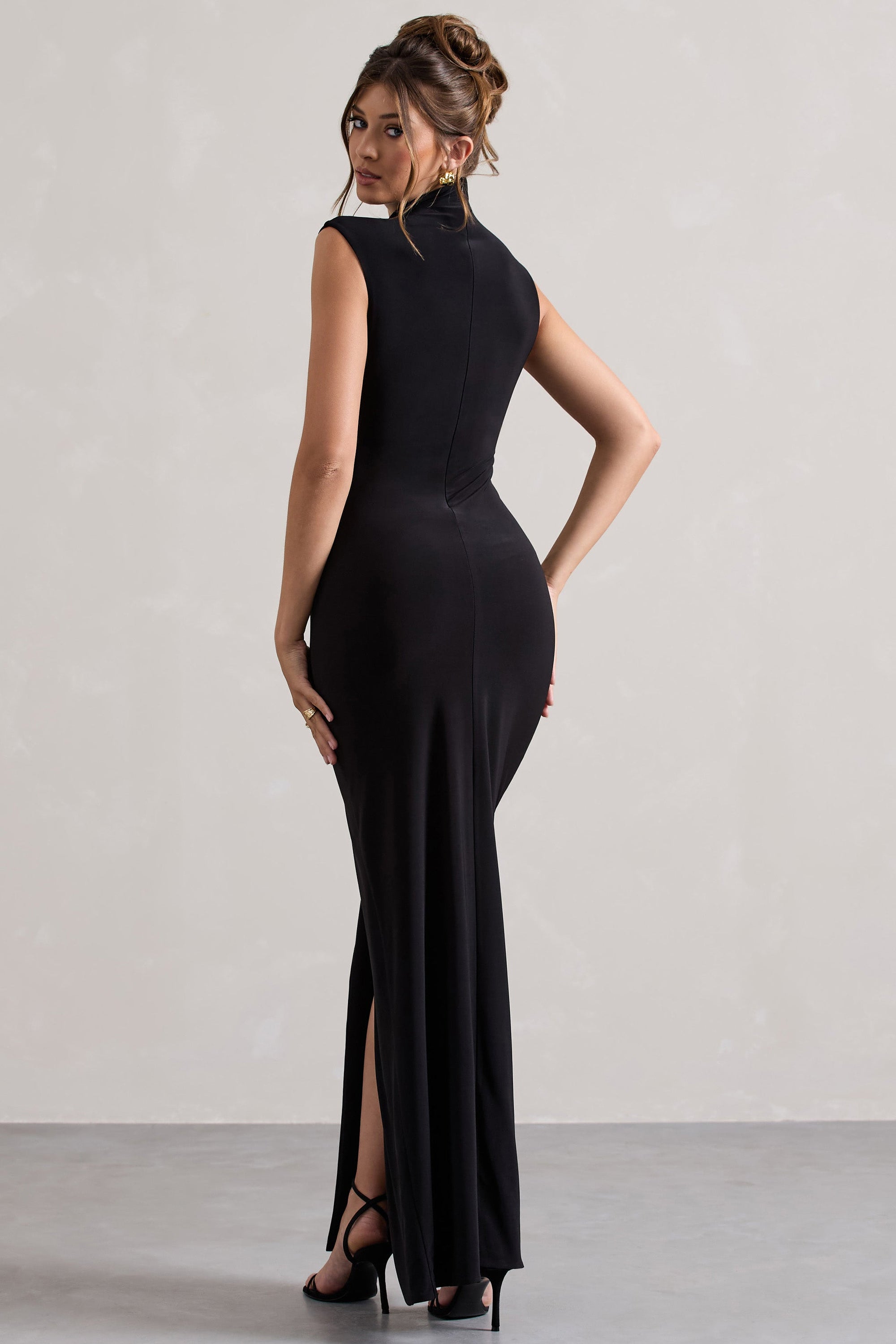 Lanetta | Vestido Largo Negro Fruncido de Cuello Alto con Abertura