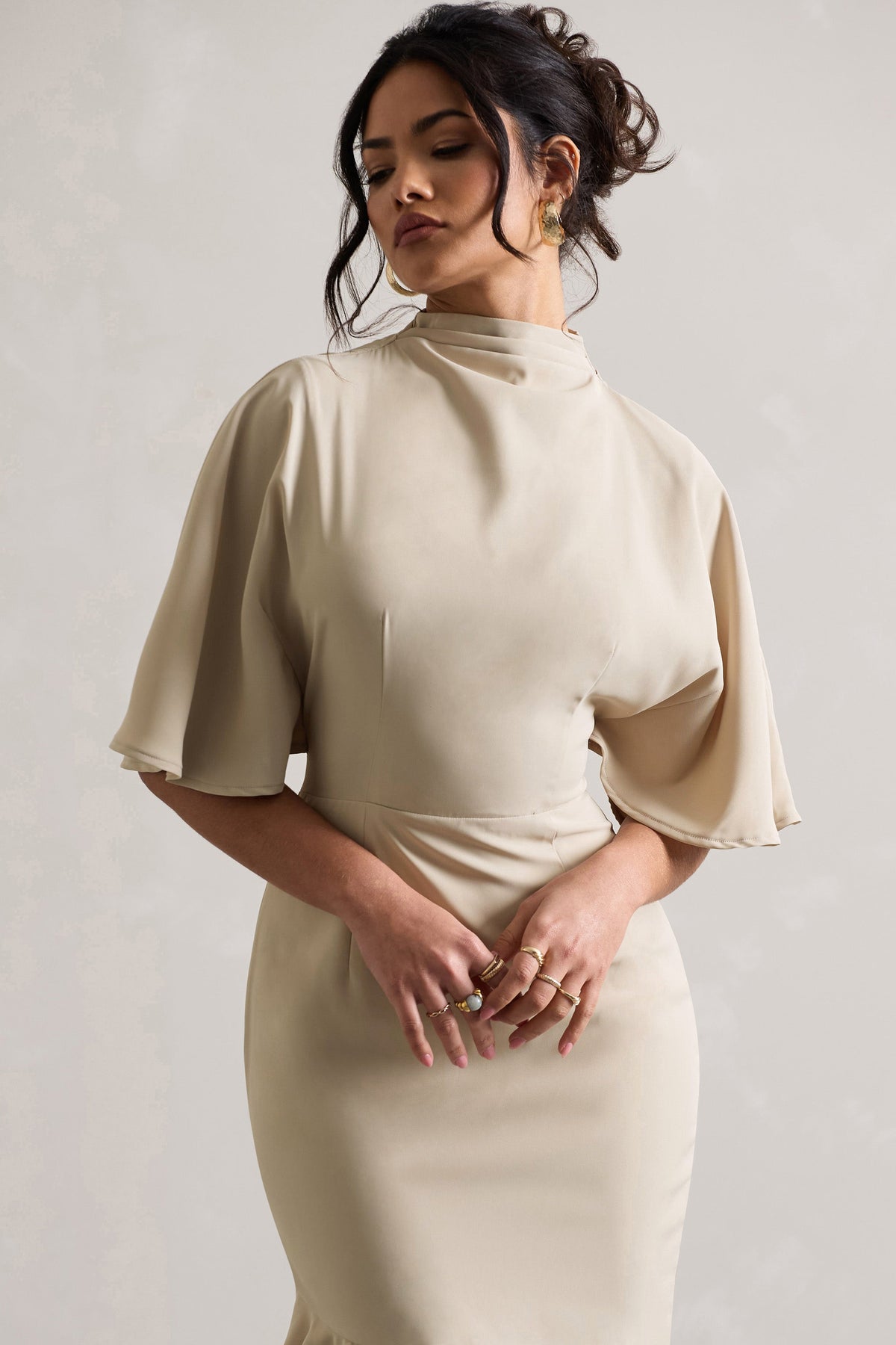 Lavinia | Vestido Largo asimétrico de cuello alto y mangas anchas en color champán