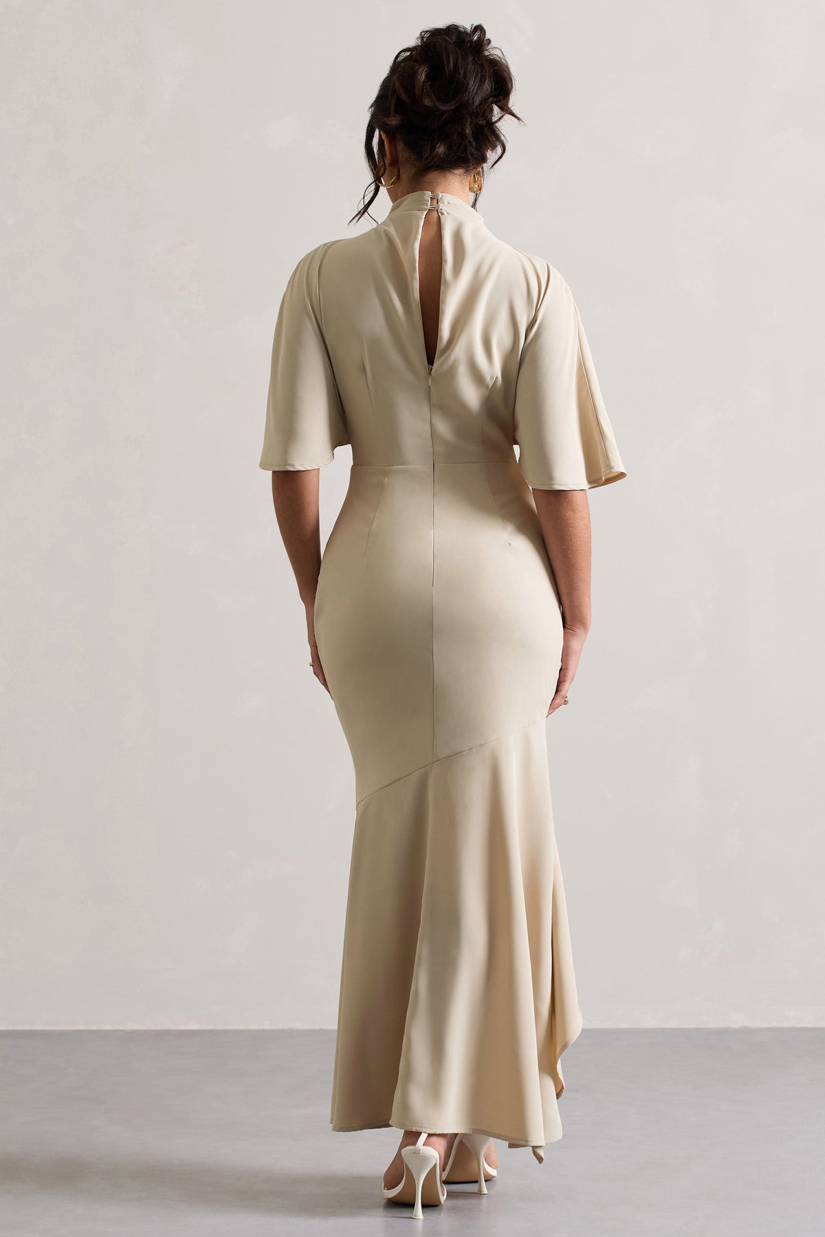 Lavinia | Vestido Largo asimétrico de cuello alto y mangas anchas en color champán