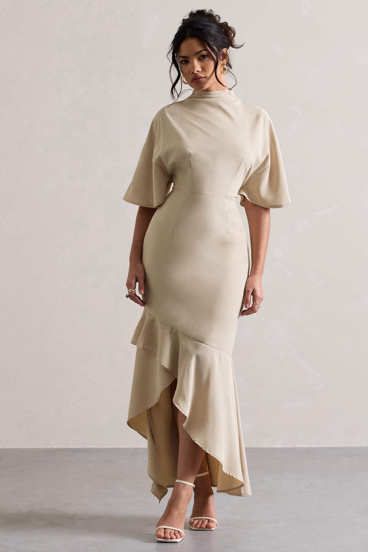 Lavinia | Vestido Largo asimétrico de cuello alto y mangas anchas en color champán