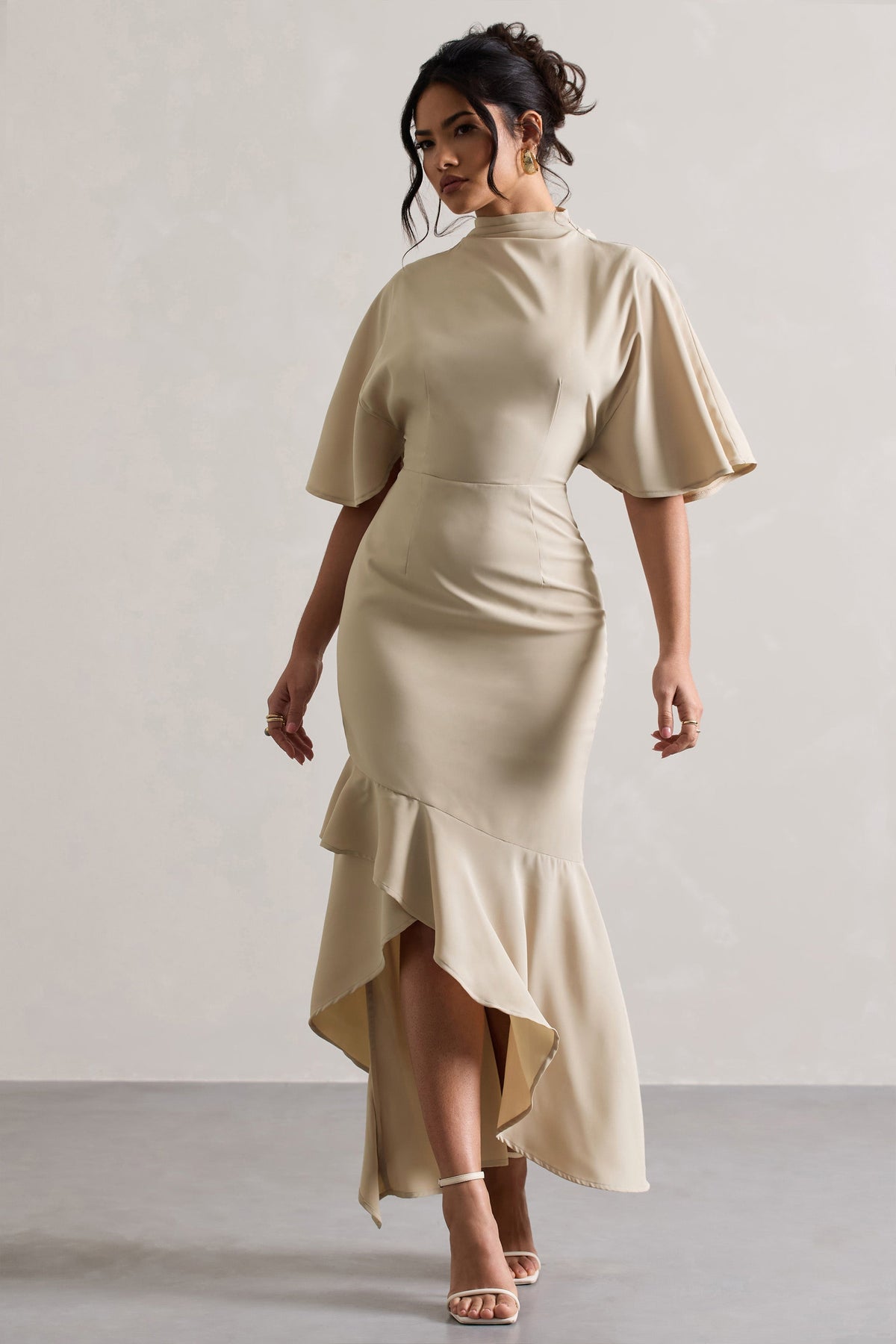 Lavinia | Vestido Largo asimétrico de cuello alto y mangas anchas en color champán