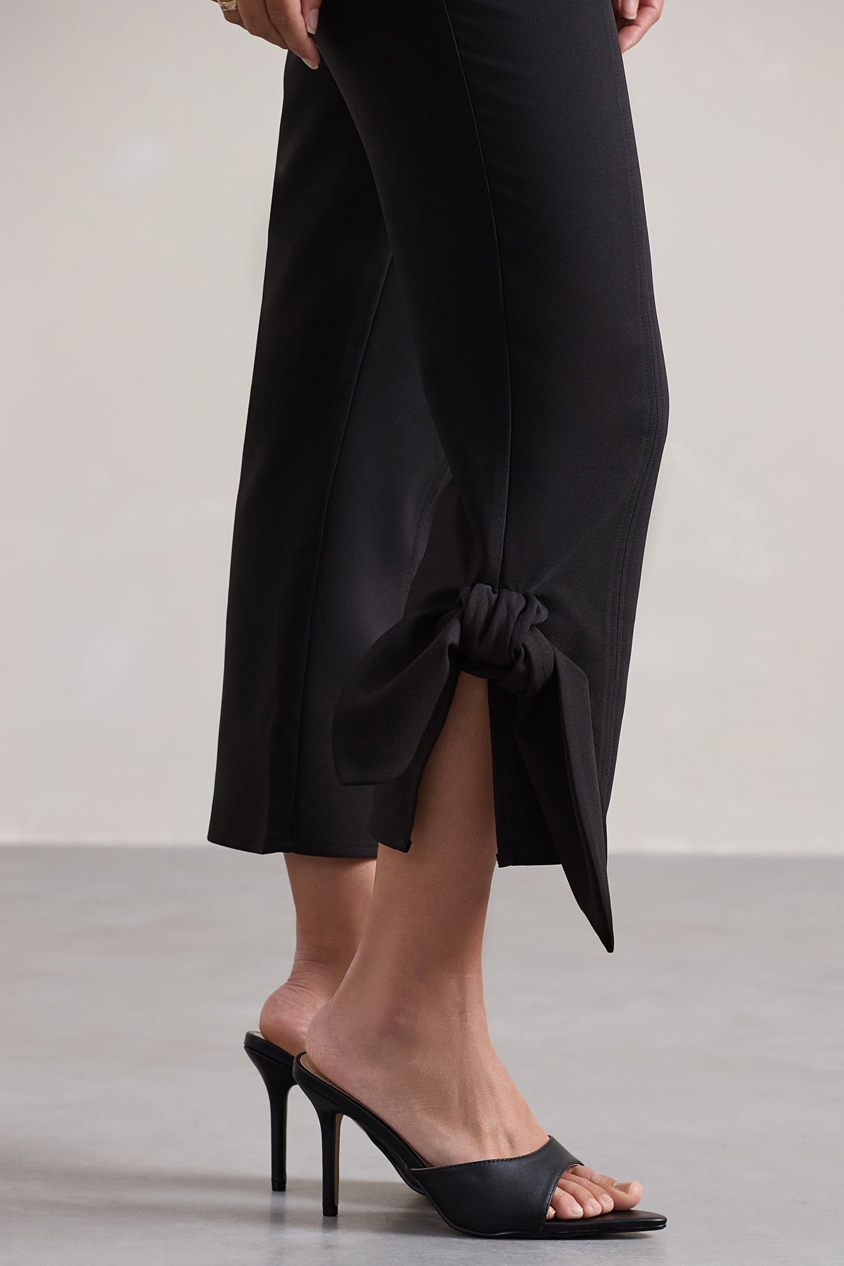 On Stage | Pantalones Capri Negros con Detalle de Nudo