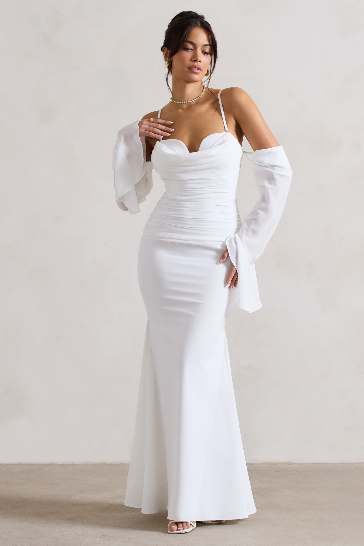 Rhiannon | Vestido crema Largo de corte sirena con mangas acampanadas drapeadas