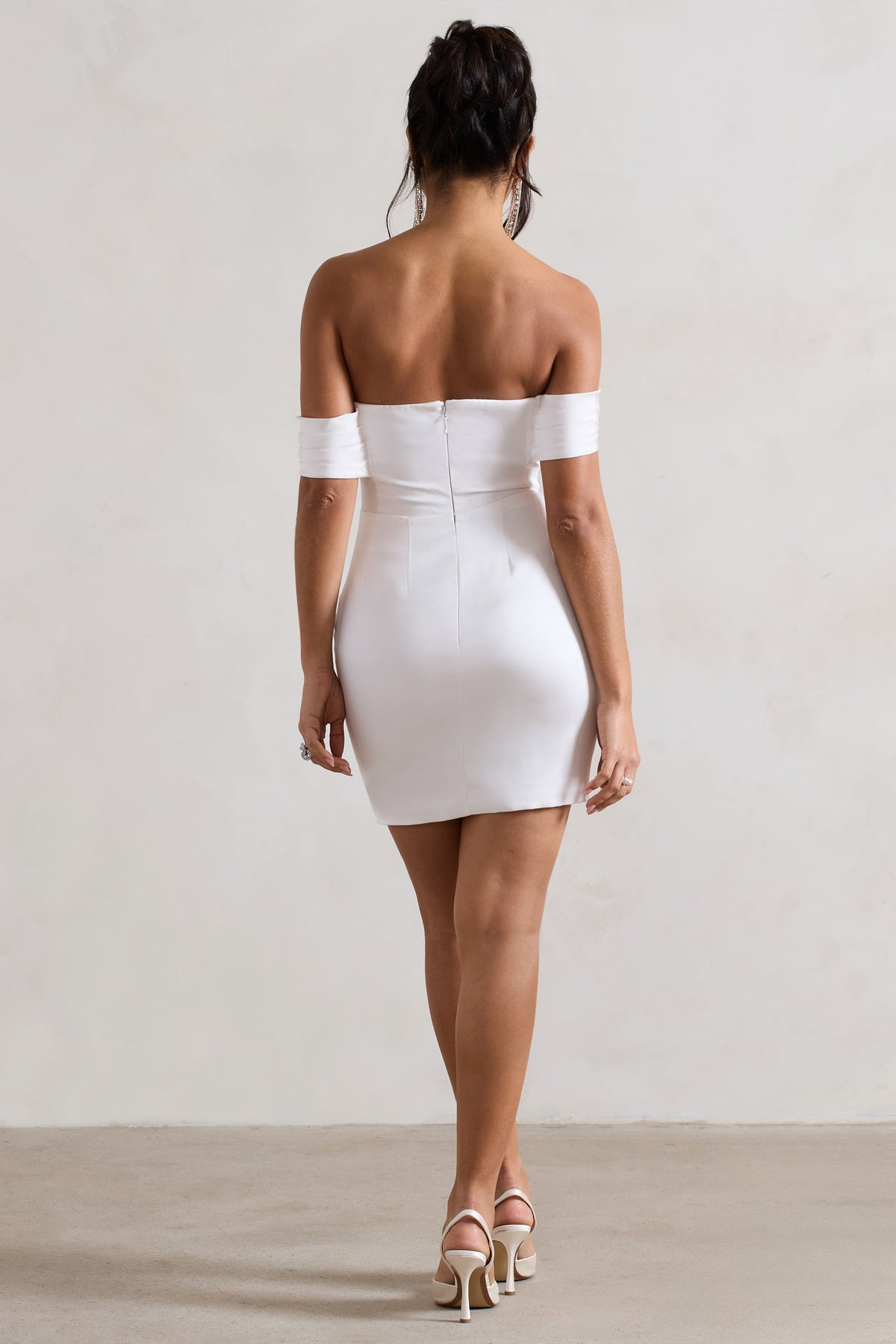 Milano | Vestido largo con escote Bardot en satén color crema y falda desmontable