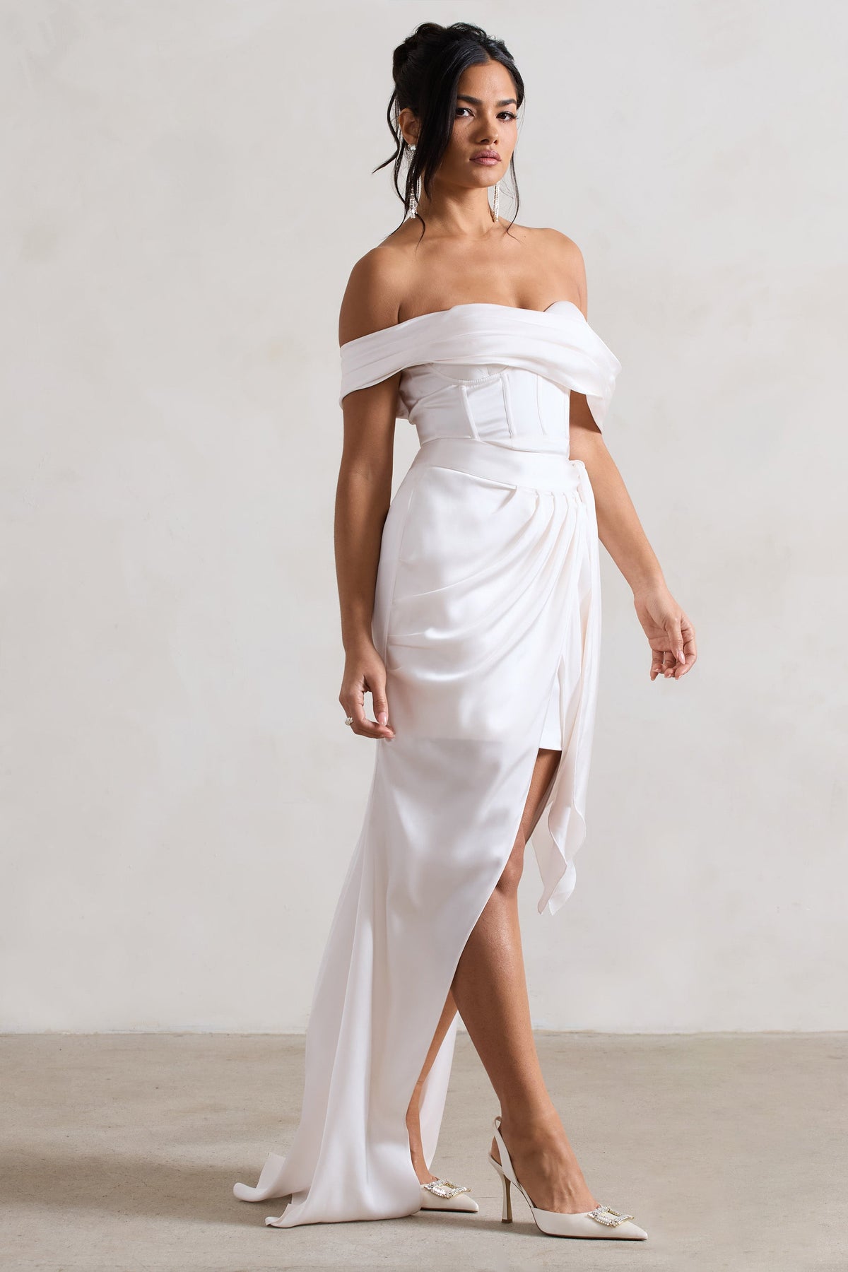 Milano | Vestido largo con escote Bardot en satén color crema y falda desmontable