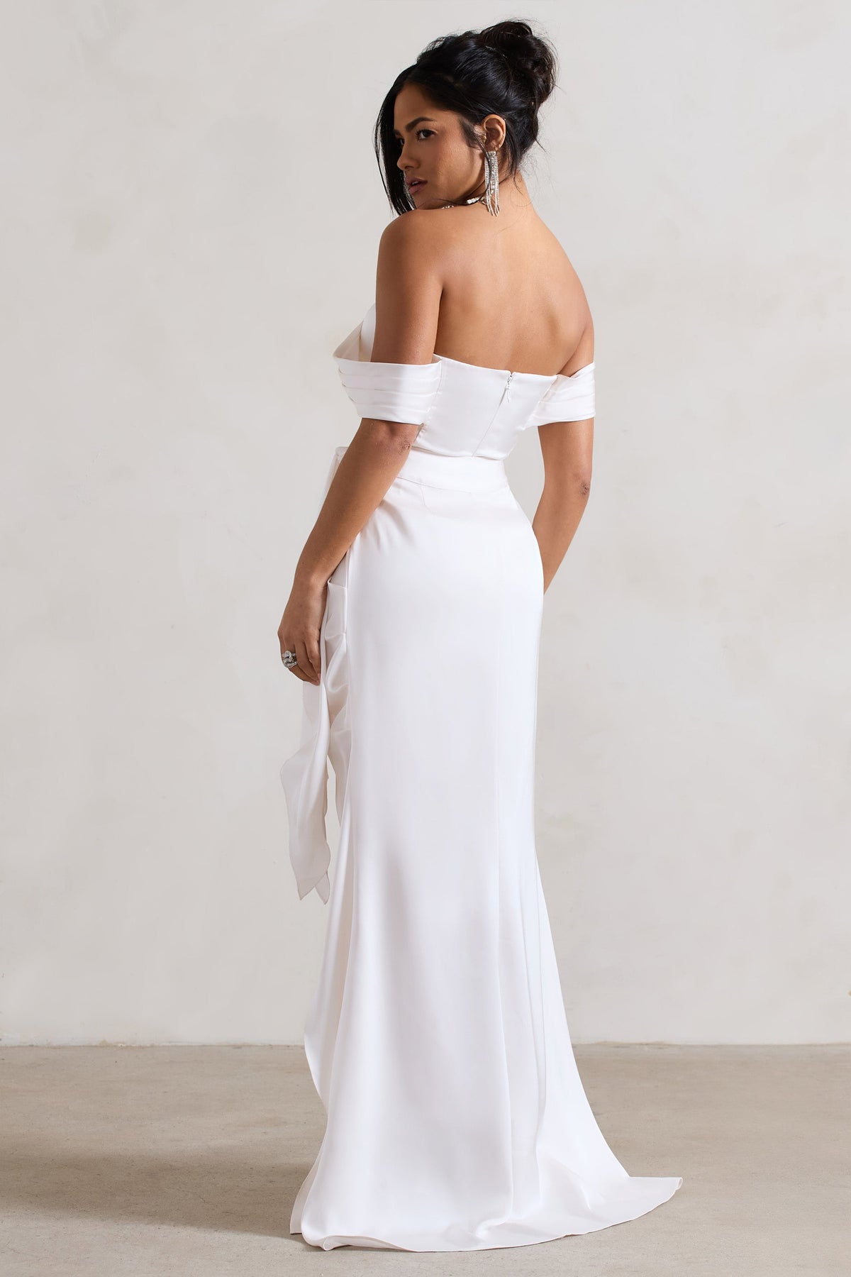 Milano | Vestido largo con escote Bardot en satén color crema y falda desmontable
