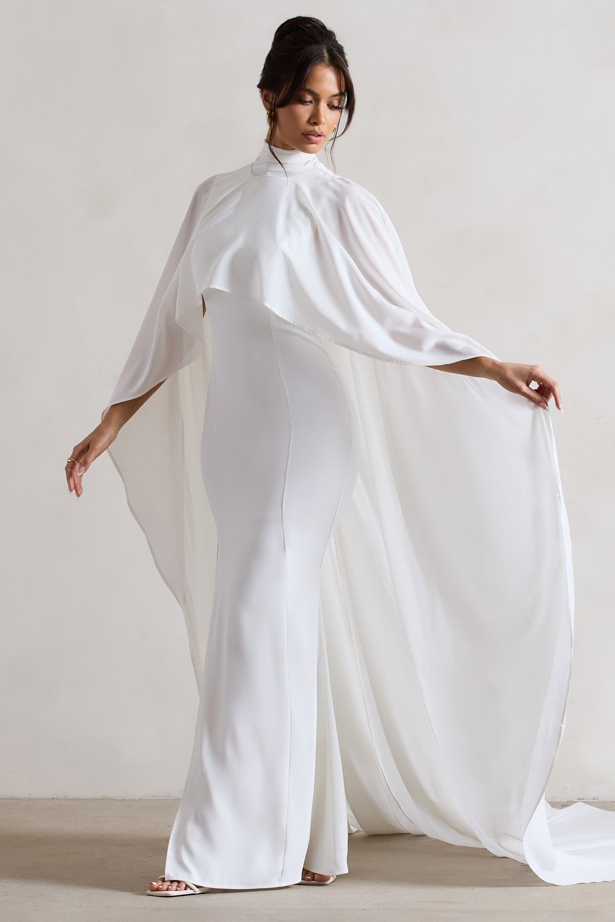 Saint | Vestido Largo Crema con corte sirena y Capa de Gasa