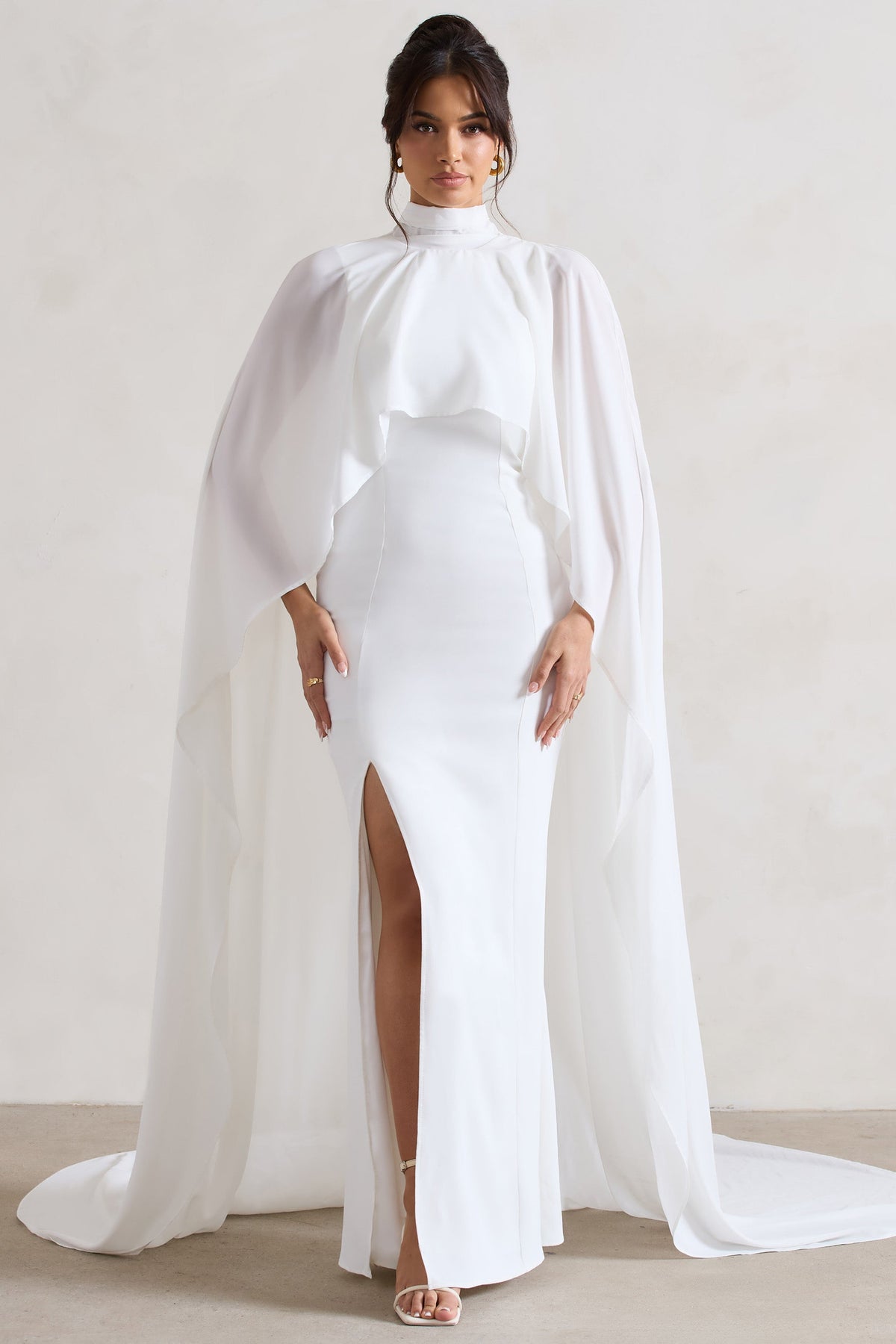 Saint | Vestido Largo Crema con corte sirena y Capa de Gasa