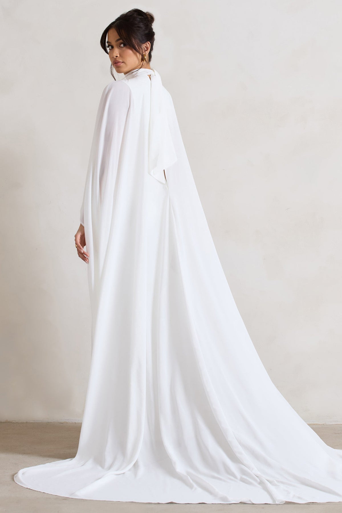 Saint | Vestido Largo Crema con corte sirena y Capa de Gasa