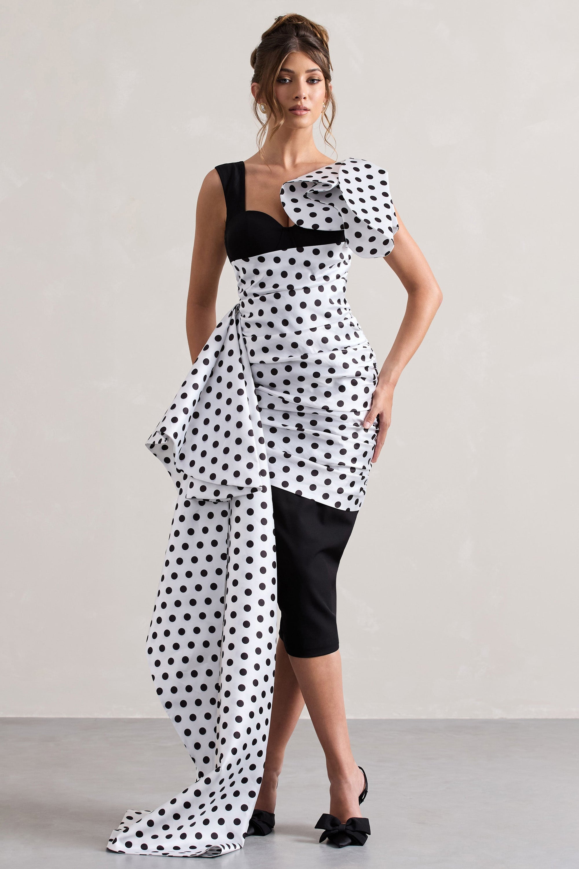 Unattainable | Vestido Midi Cruzado con Volantes y Lunares Negros