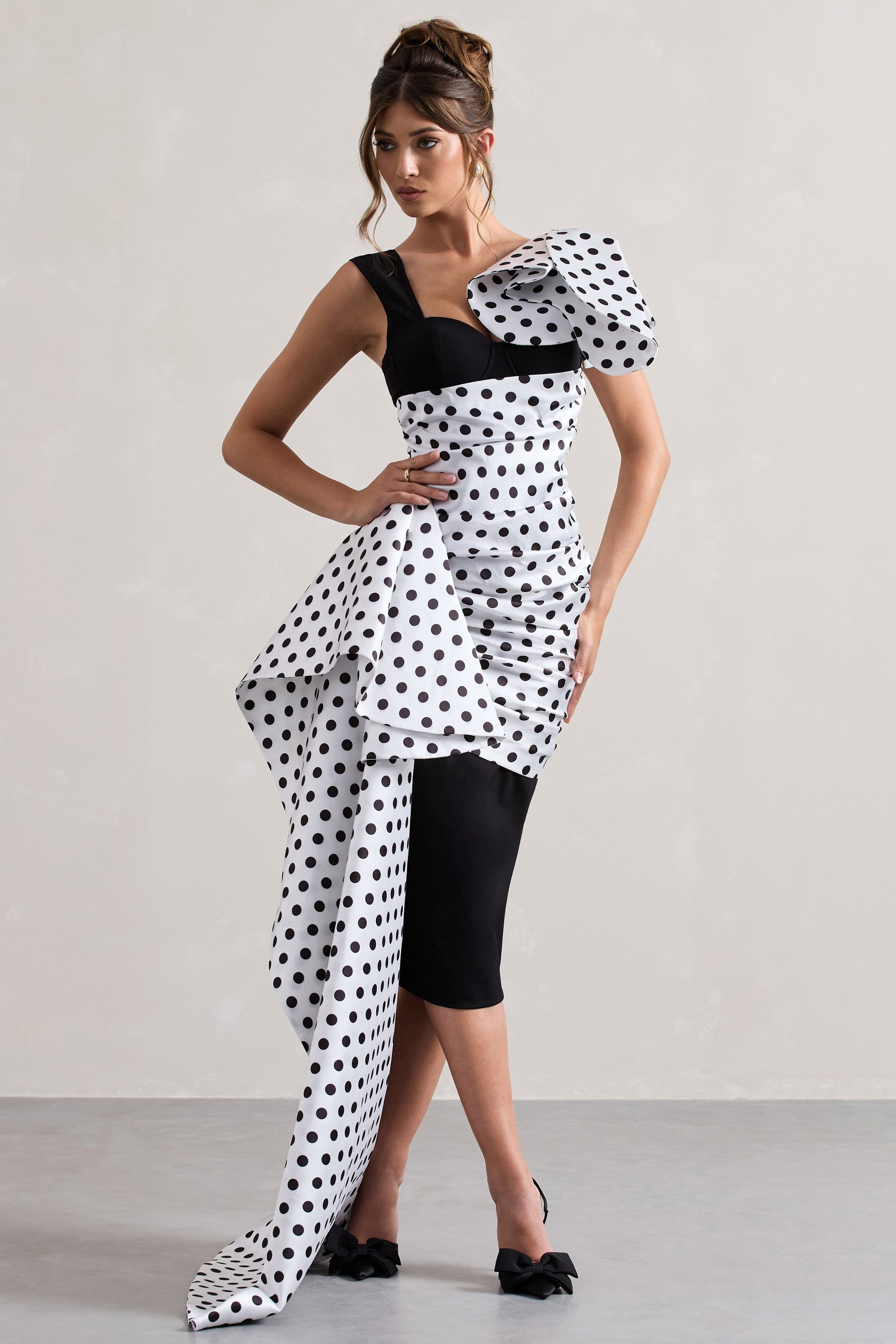 Unattainable | Vestido Midi Cruzado con Volantes y Lunares Negros