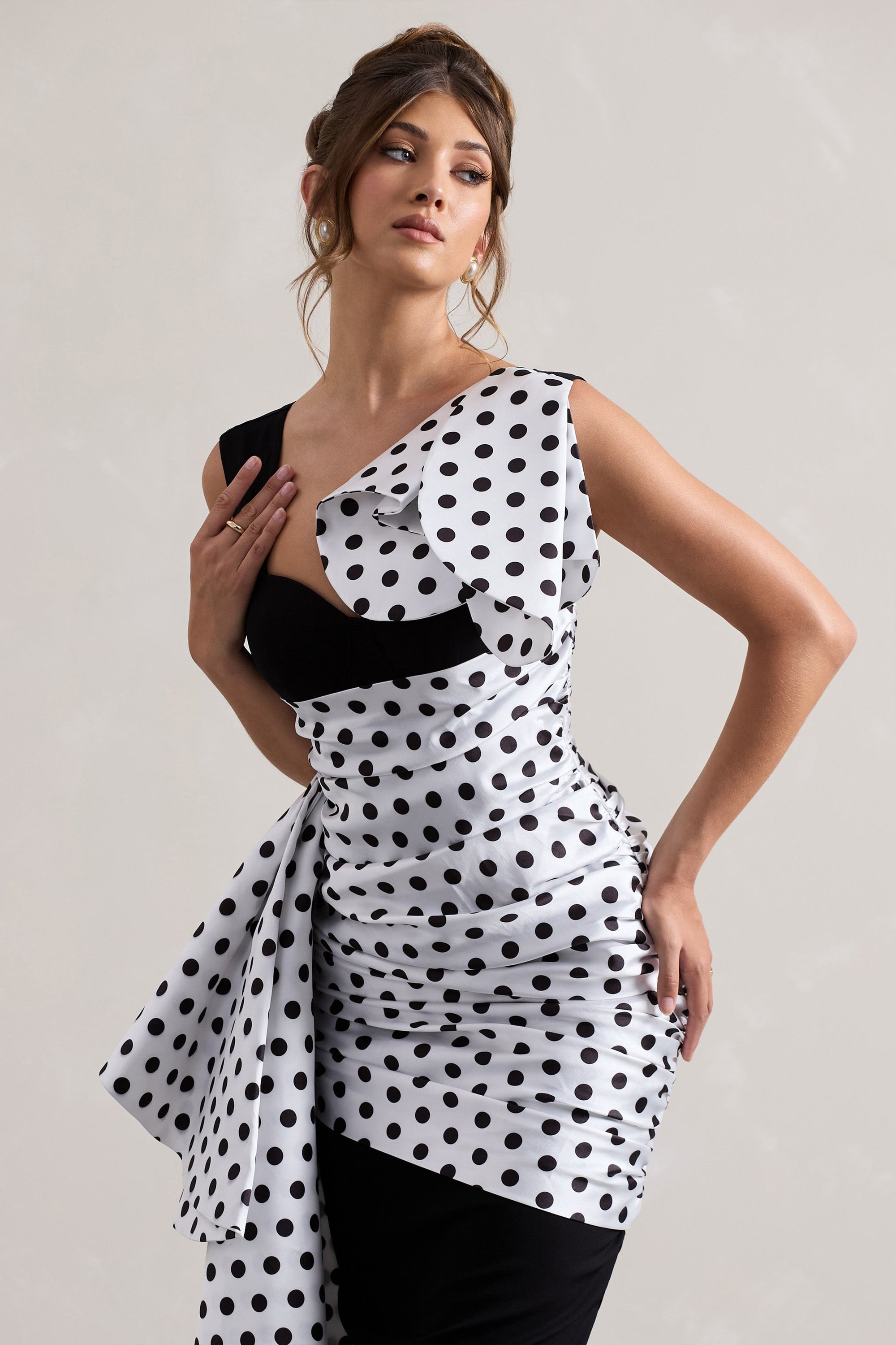 Unattainable | Vestido Midi Cruzado con Volantes y Lunares Negros