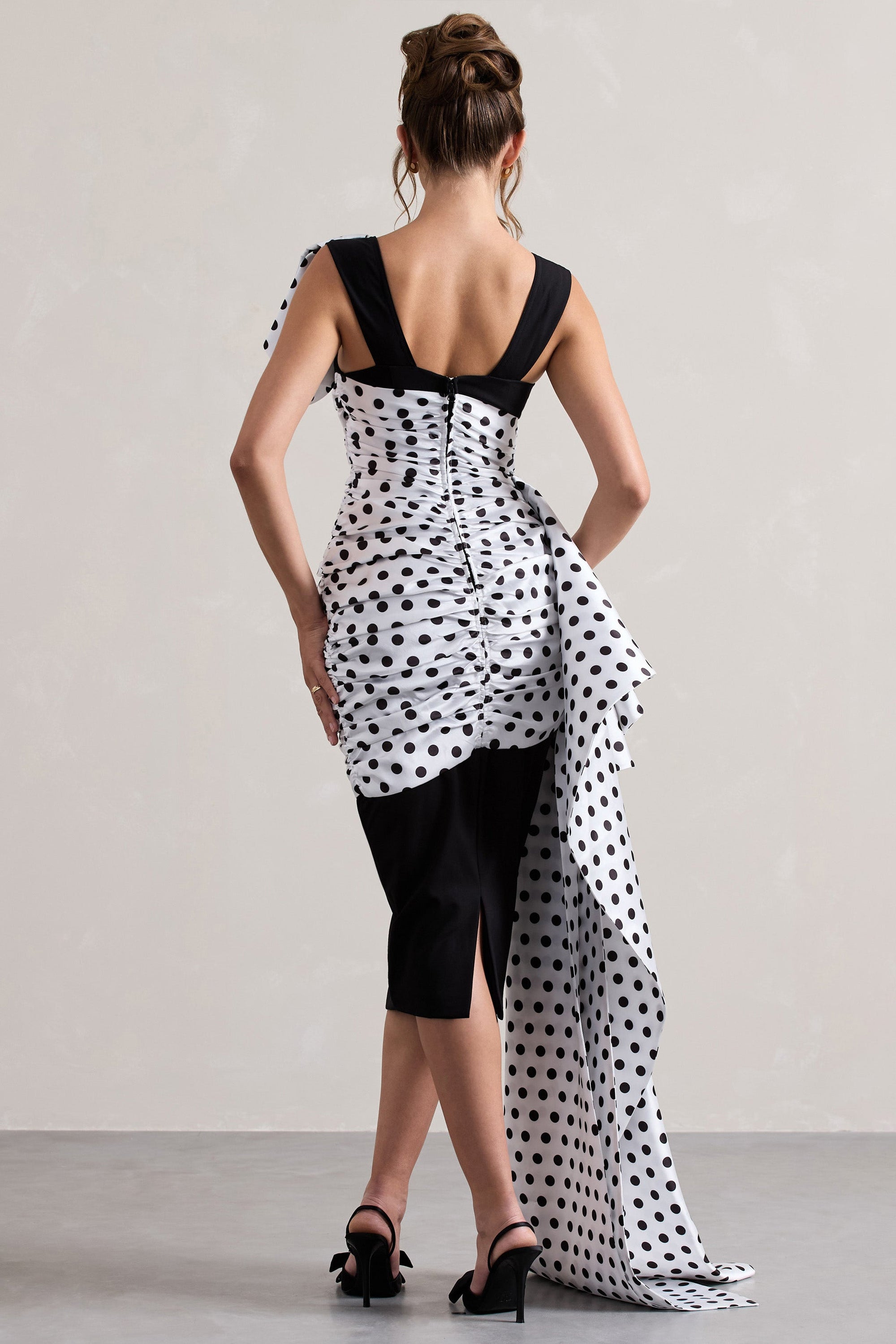 Unattainable | Vestido Midi Cruzado con Volantes y Lunares Negros