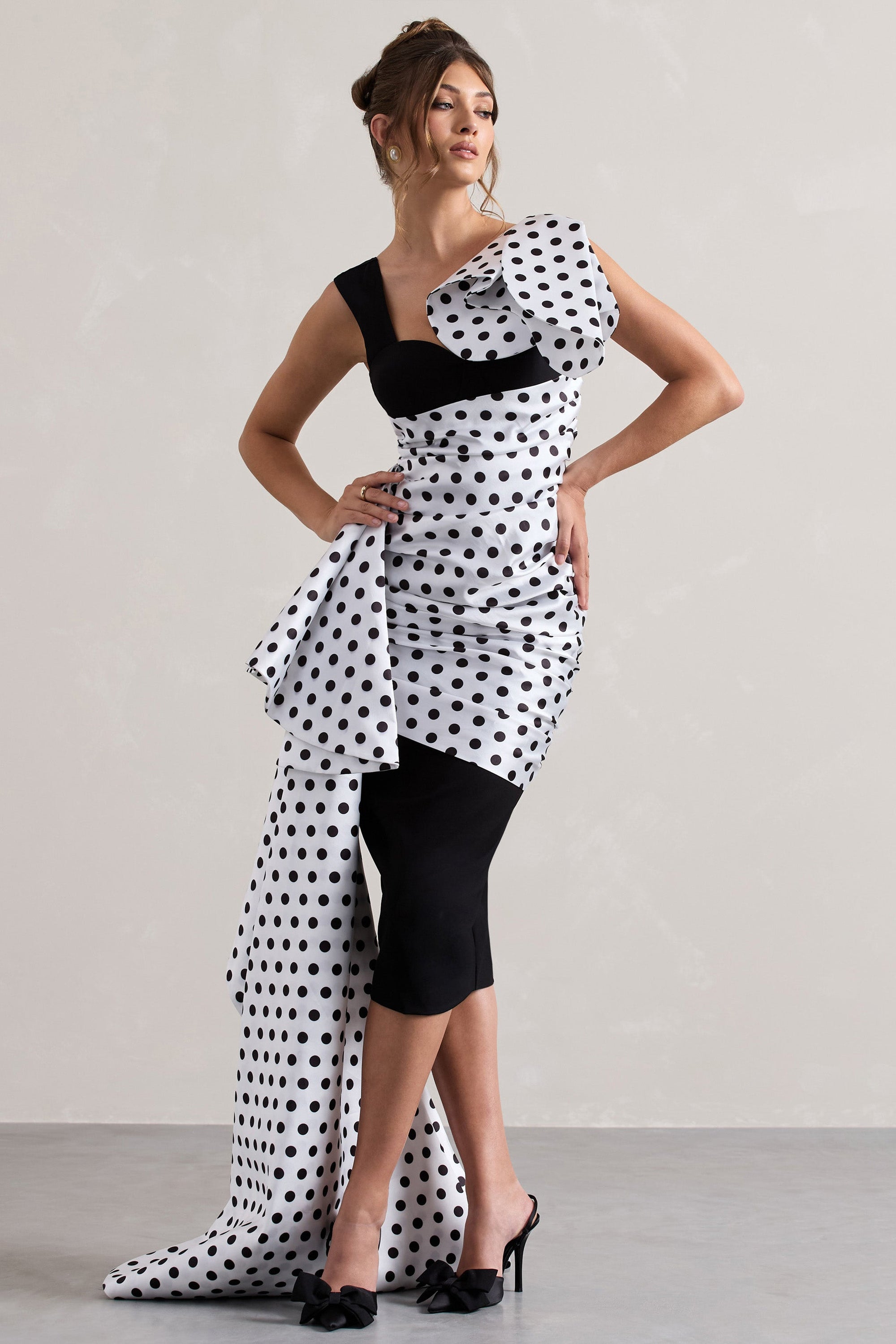 Unattainable | Vestido Midi Cruzado con Volantes y Lunares Negros