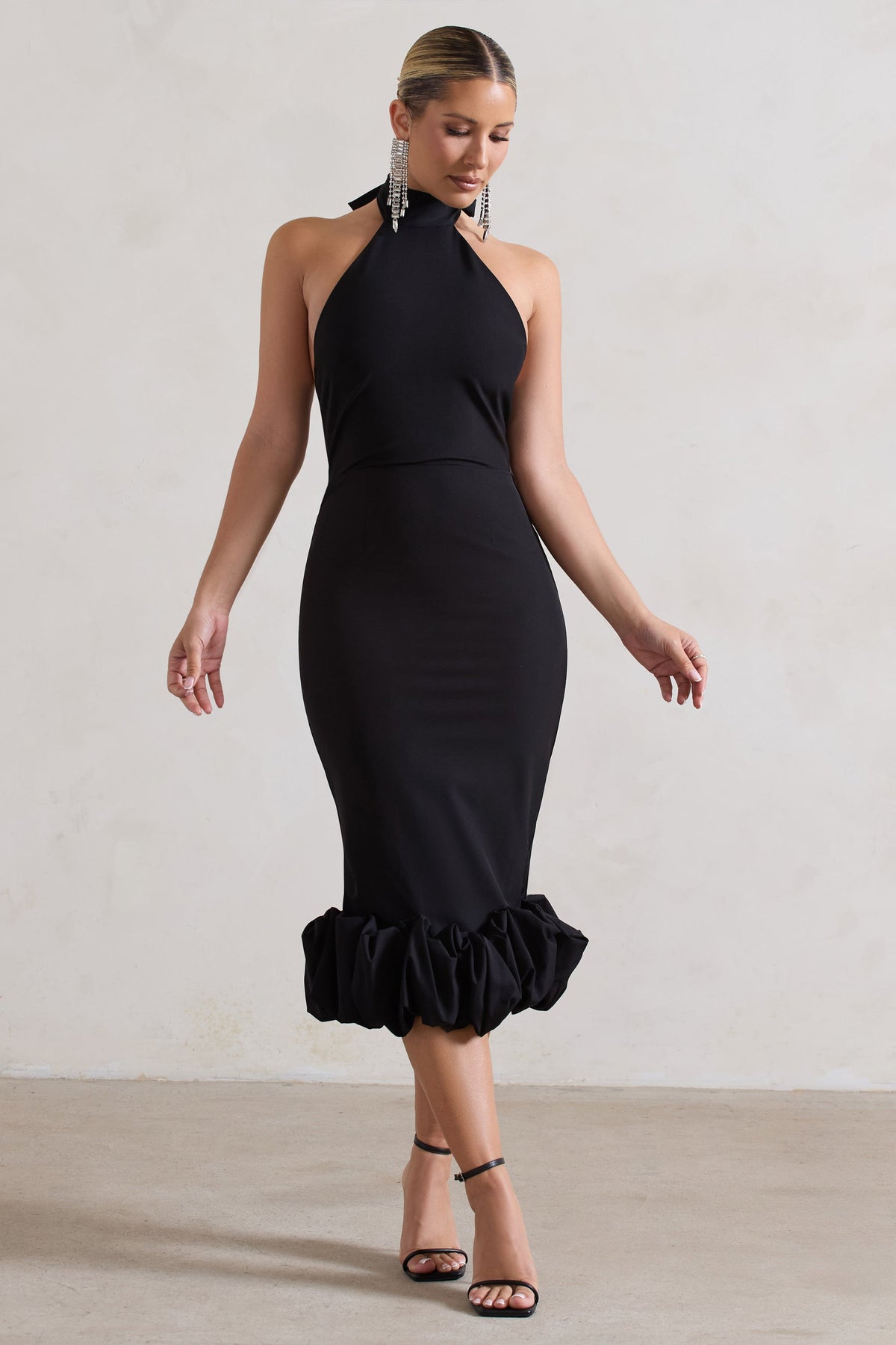 Ashton | Vestido midi negro de cuello alto con volantes