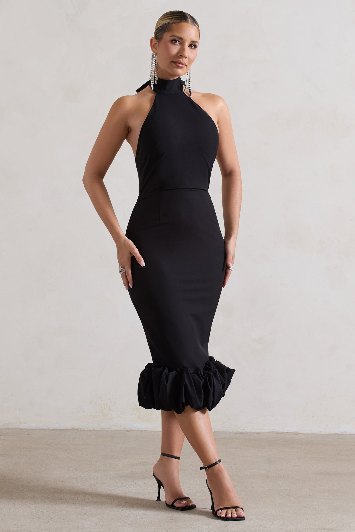Ashton | Vestido midi negro de cuello alto con volantes