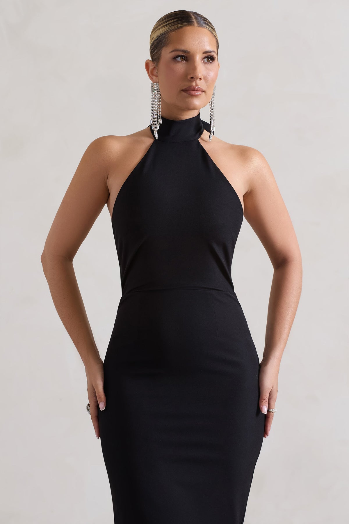 Ashton | Vestido midi negro de cuello alto con volantes