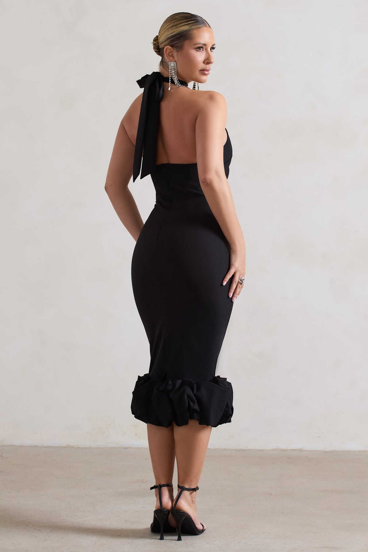 Ashton | Vestido midi negro de cuello alto con volantes