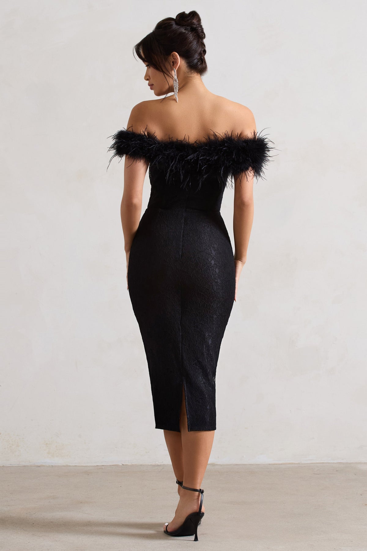 Maiden | Vestido Midi Bardot de Encaje Negro con Plumas
