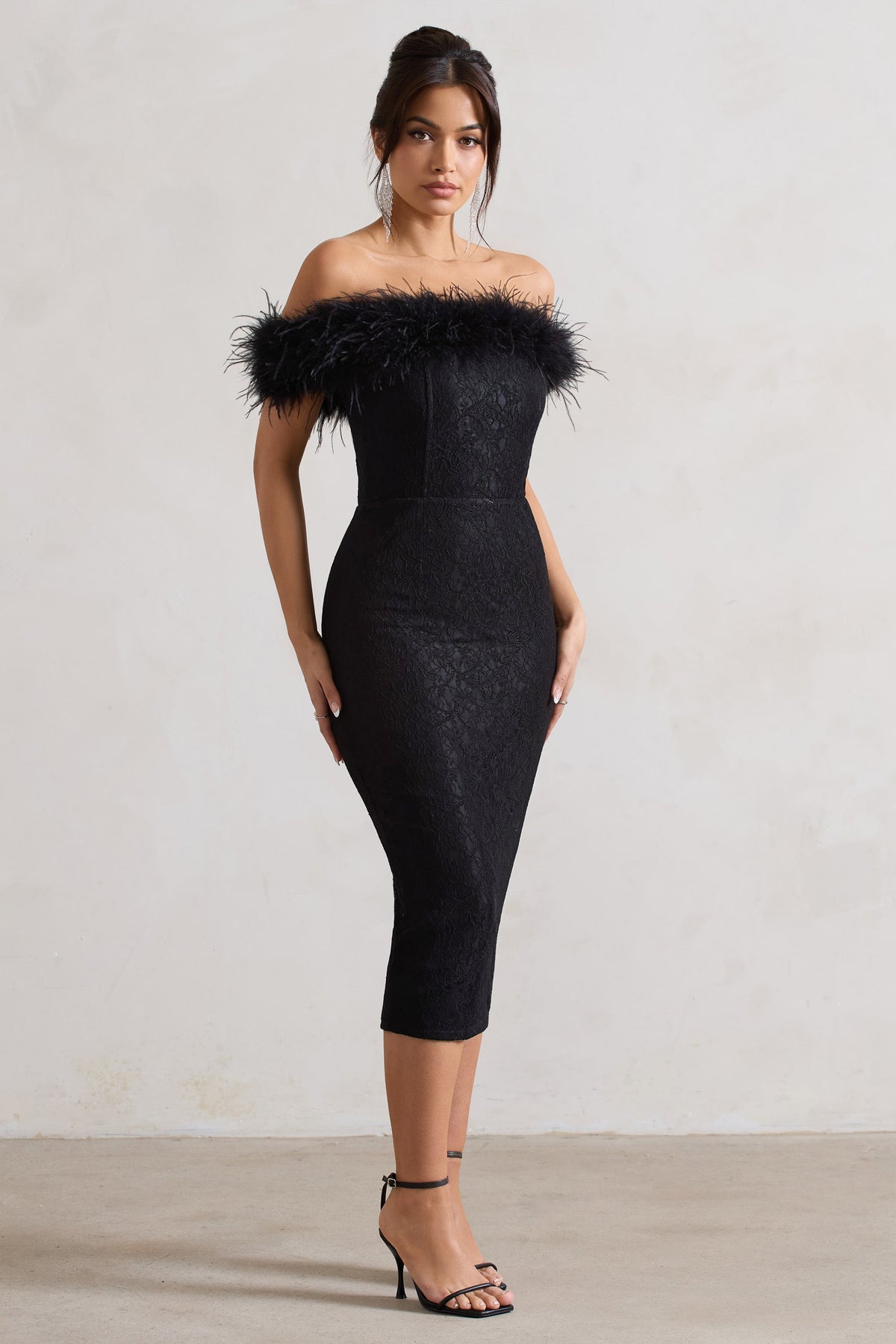 Maiden | Vestido Midi Bardot de Encaje Negro con Plumas