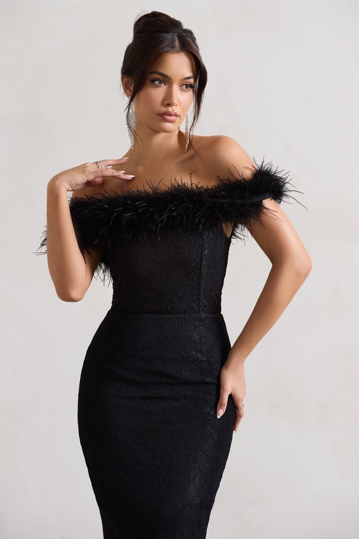 Maiden | Vestido Midi Bardot de Encaje Negro con Plumas