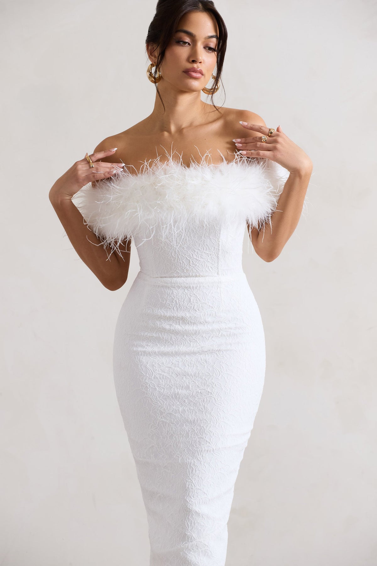 Maiden | Vestido Midi Bardot de Encaje Blanco con Plumas