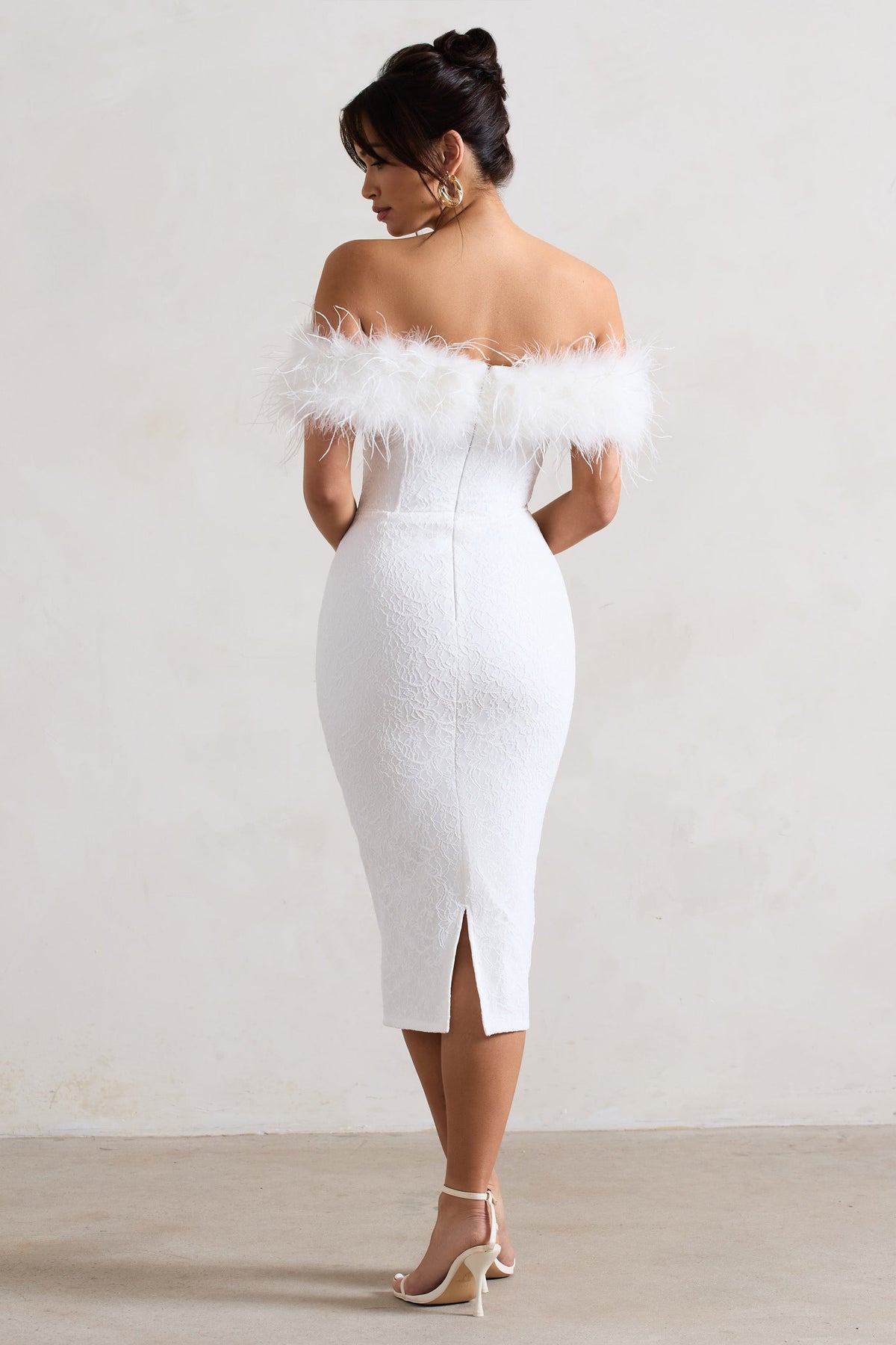 Maiden | Vestido Midi Bardot de Encaje Blanco con Plumas