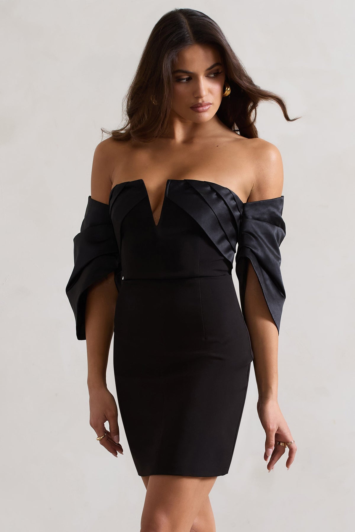 Short & Sweet | Minivestido ajustado Bardot negro