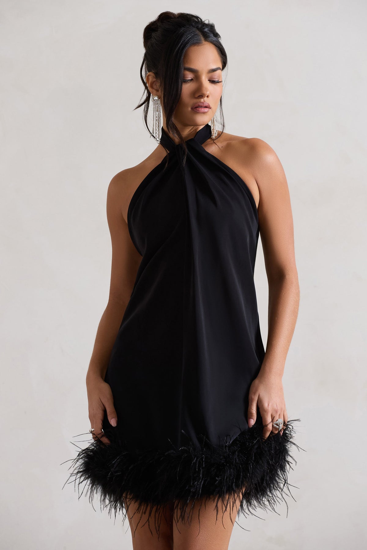 Femme | Vestido Mini Negro con Cuello Halter y Plumas