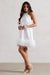 Femme | Vestido corto Blanco con Cuello Halter y bajo con plumas