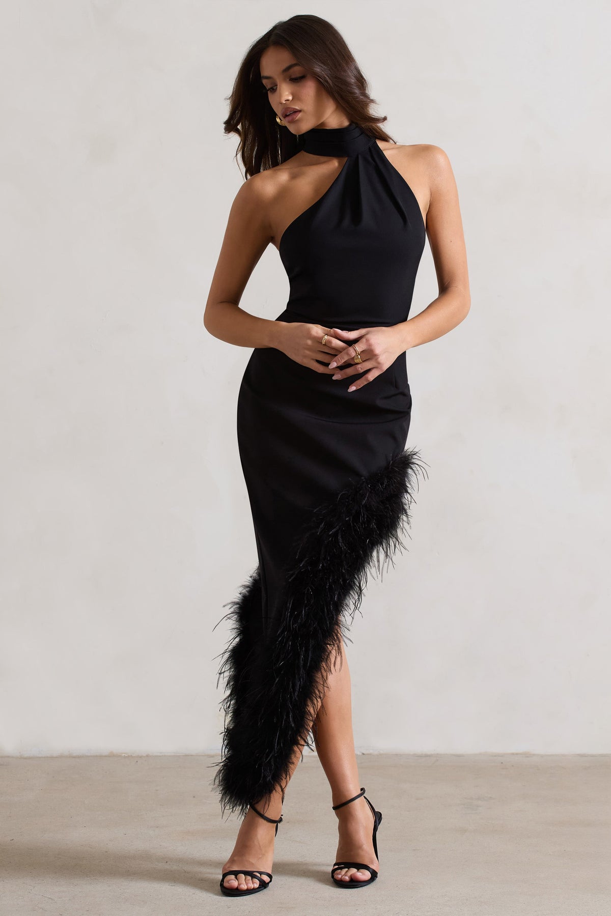 Brilliance | Vestido Largo Asimétrico Negro con Adorno de Plumas