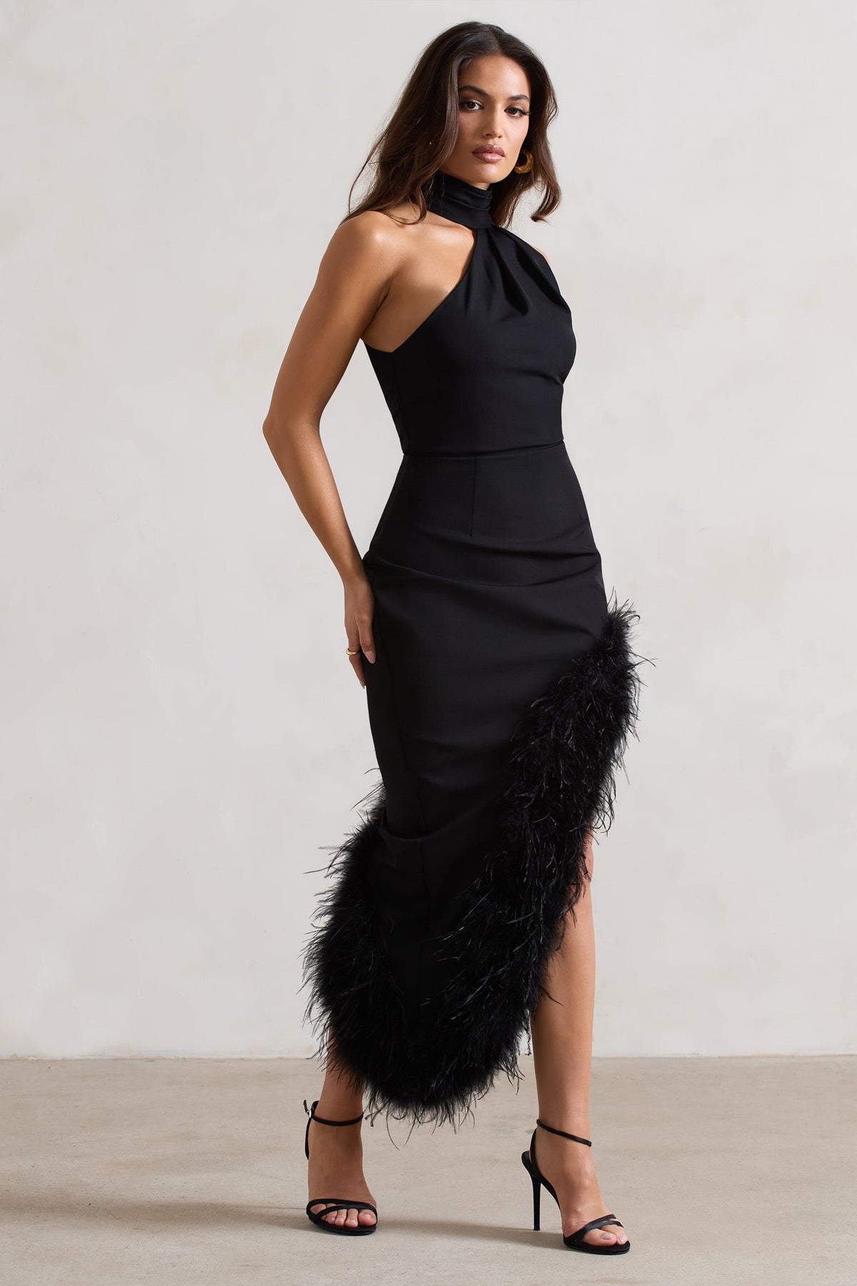 Brilliance | Vestido Largo Asimétrico Negro con Adorno de Plumas