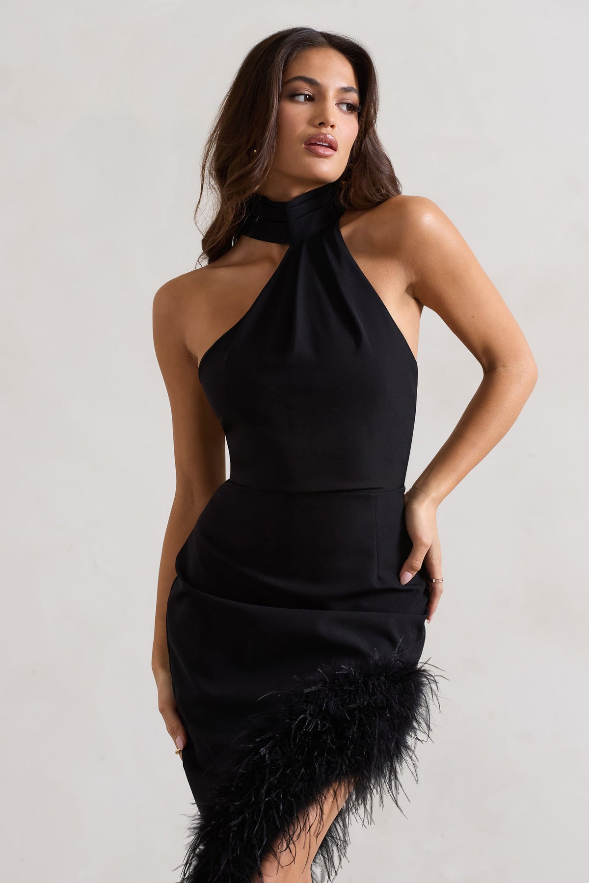 Brilliance | Vestido Largo Asimétrico Negro con Adorno de Plumas