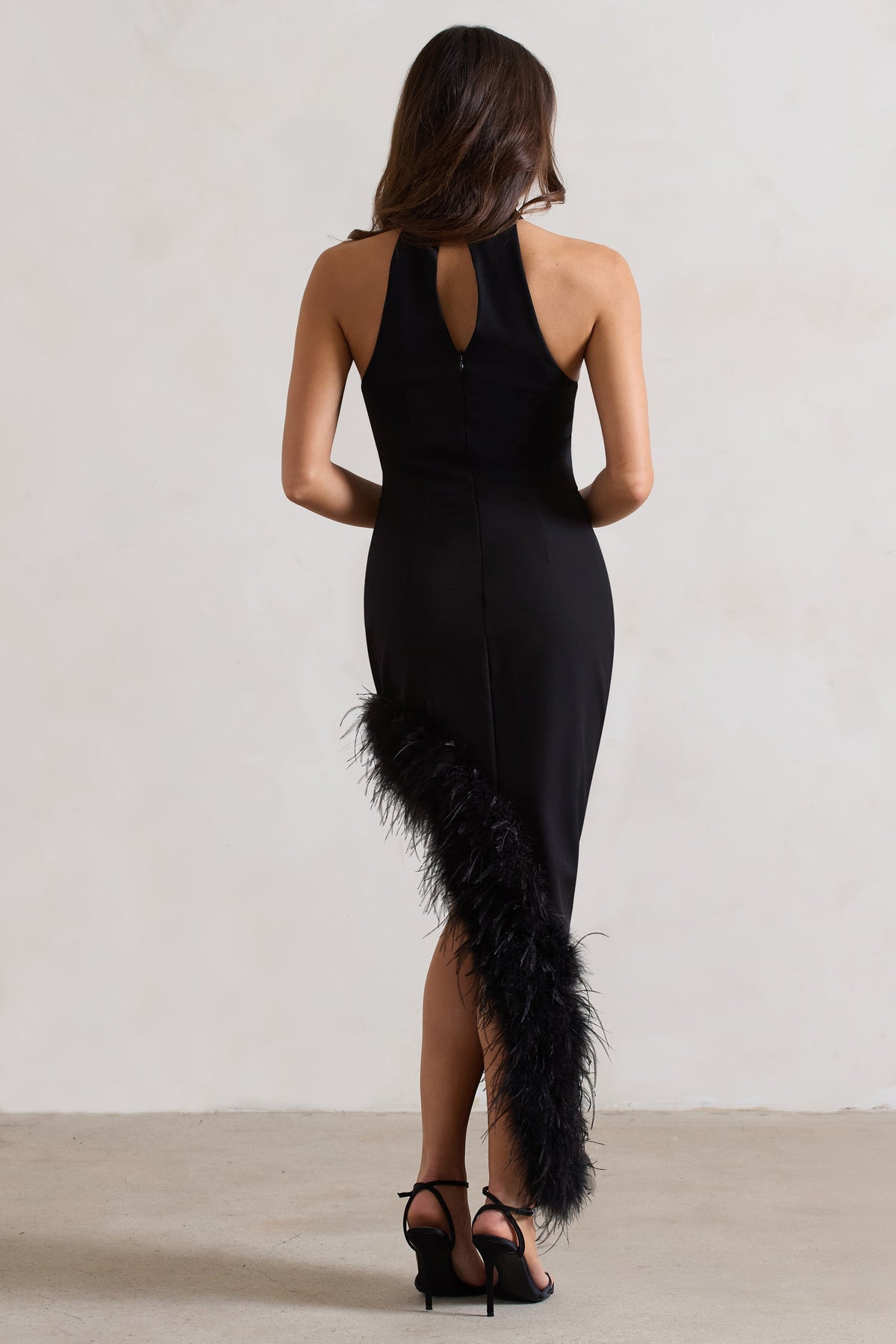 Brilliance | Vestido Largo Asimétrico Negro con Adorno de Plumas