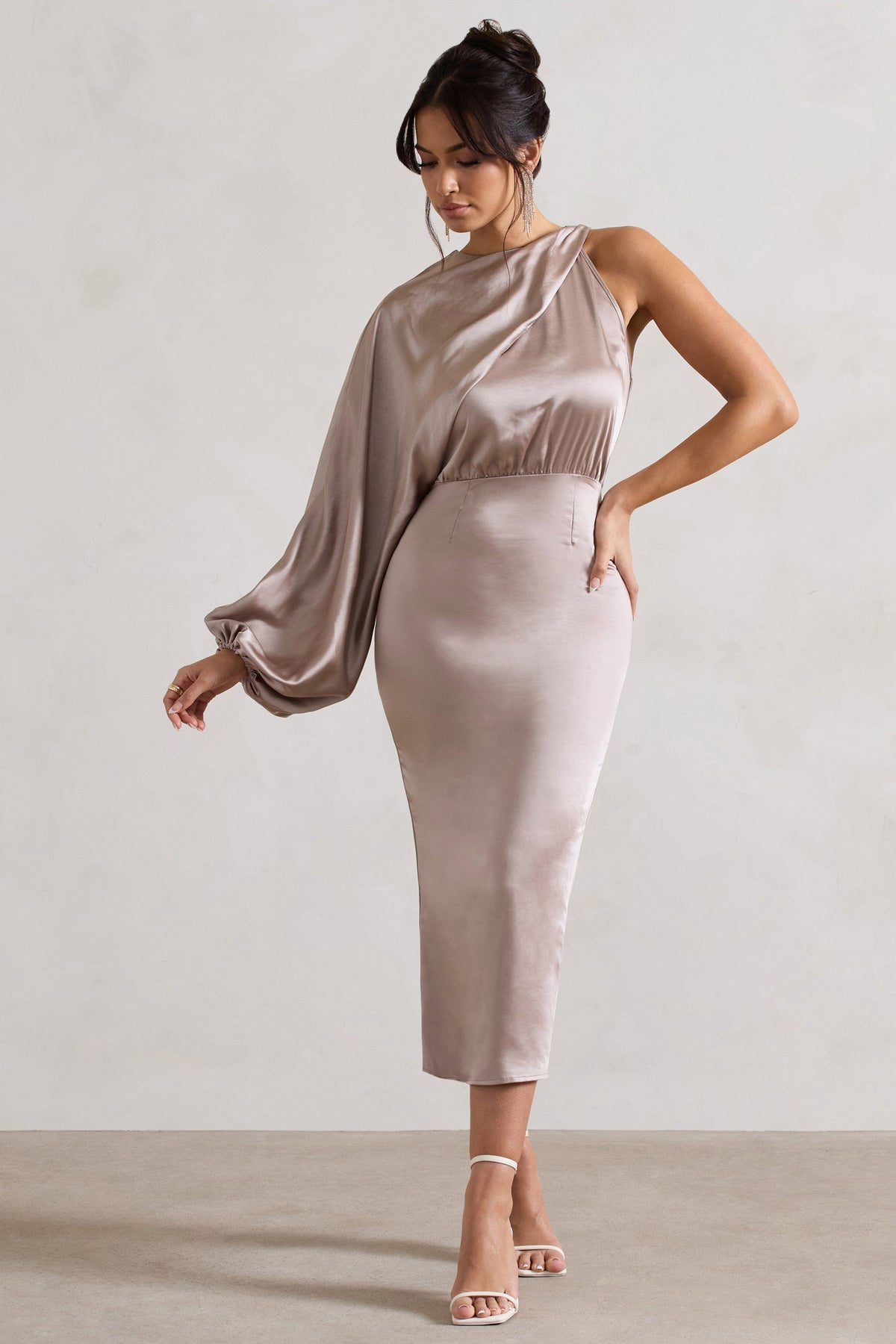 Nola | Vestido midi asimétrico de raso color topo