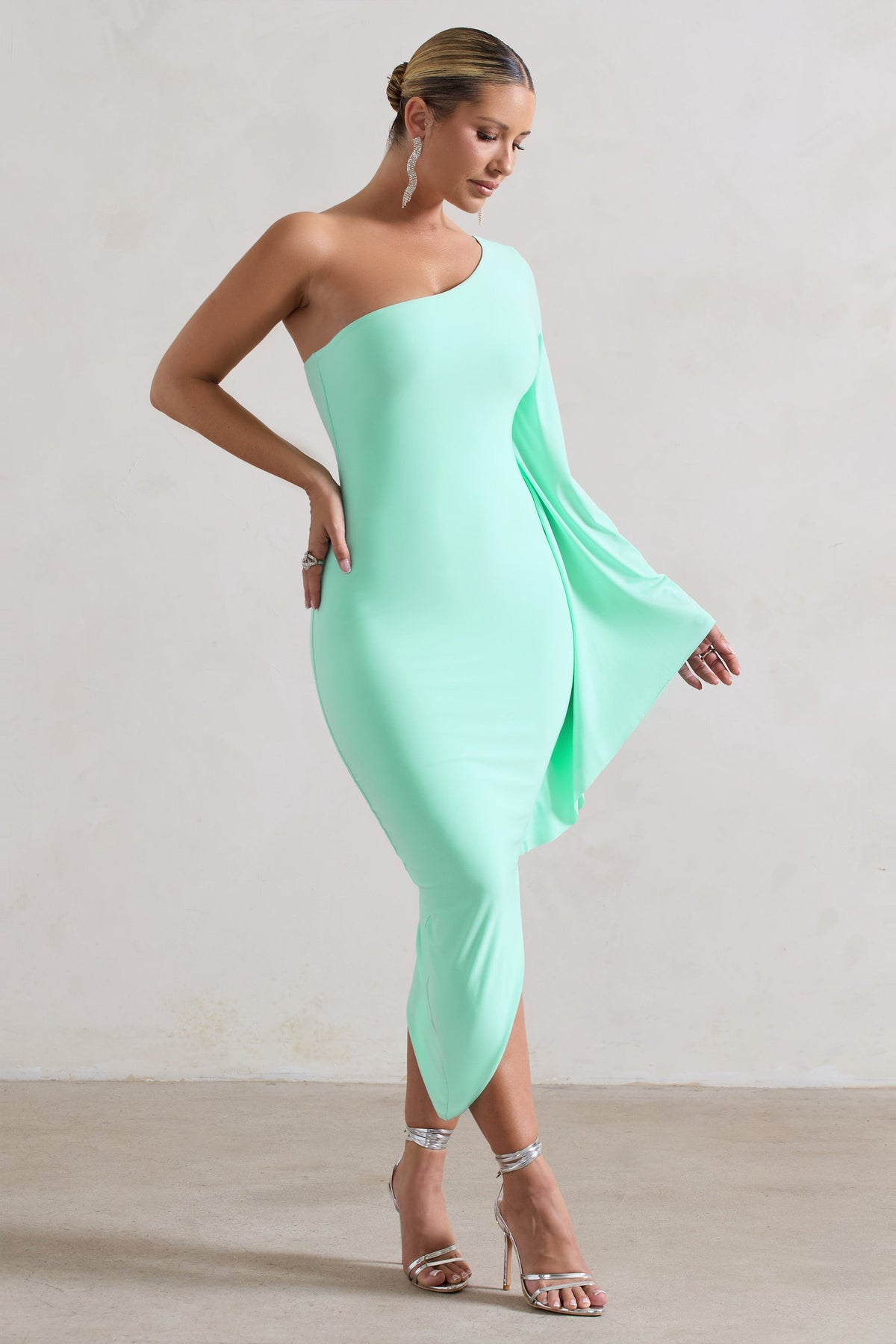 My Level | Vestido Midi Asimétrico Menta con Manga de Capa