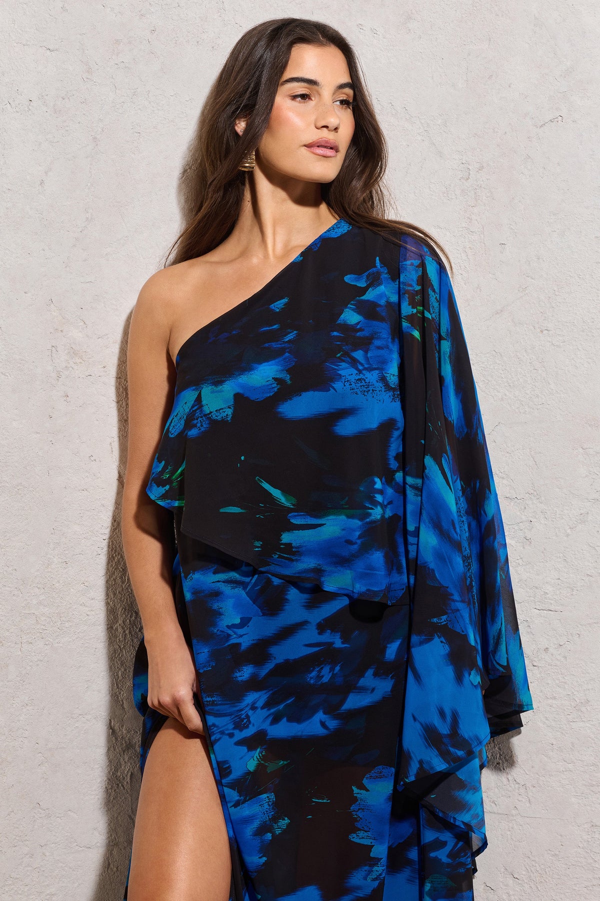 Ripple | Vestido largo asimétrico oversized de gasa con estampado floral azul marino