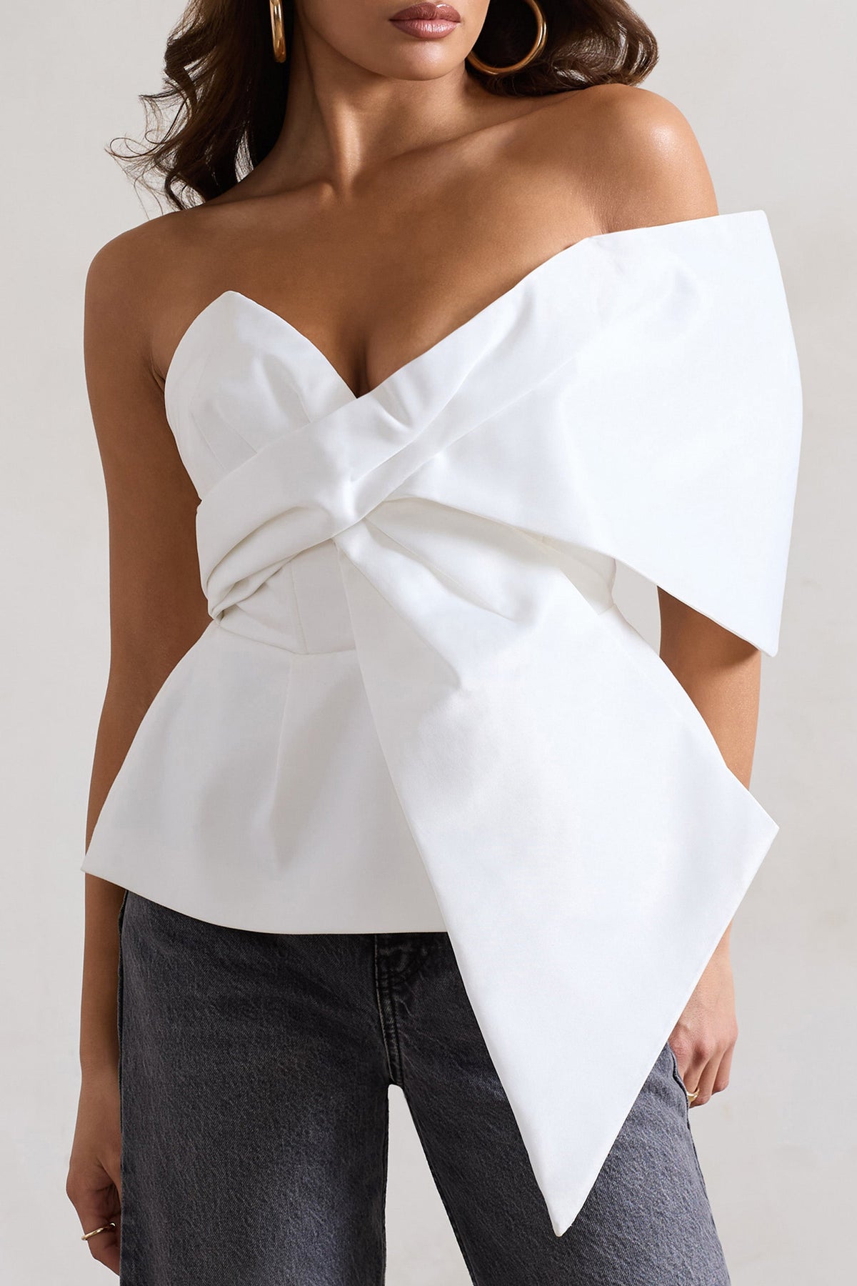 Mayfair | Top Bardot Asimétrico Blanco con Peplum