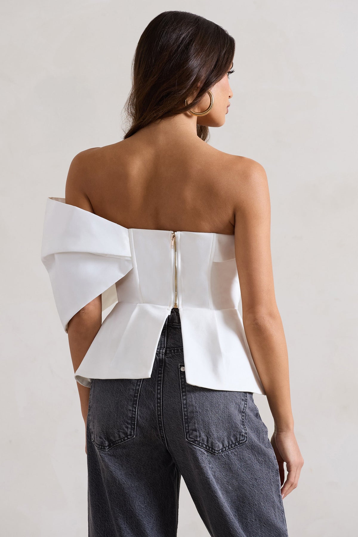 Mayfair | Top Bardot Asimétrico Blanco con Peplum