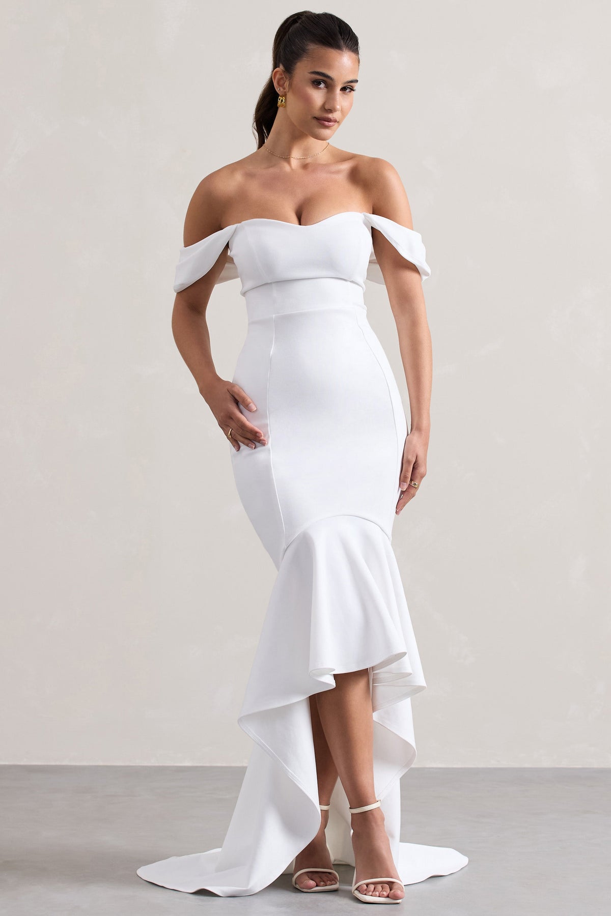 Cotillion | Vestido largo Blanco con Escote Corazón y Bajo Asimétrico con Volantes