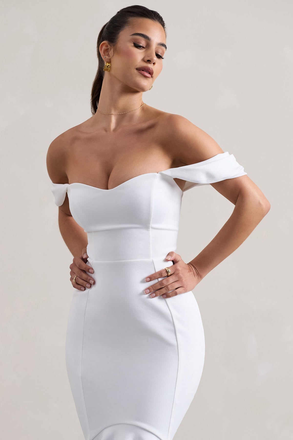 Cotillion | Vestido largo Blanco con Escote Corazón y Bajo Asimétrico con Volantes